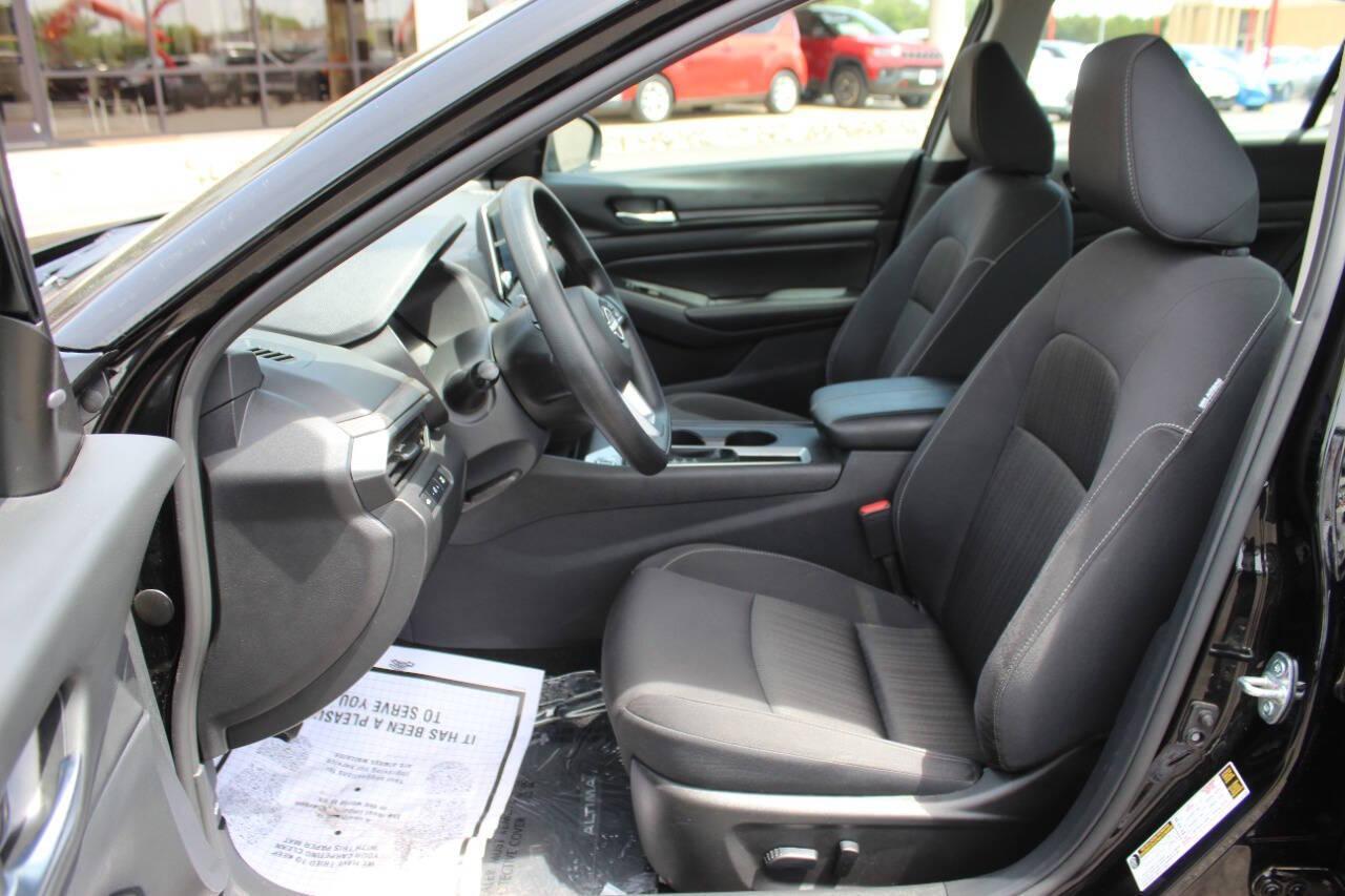 2025 Black Nissan Altima 2.5 SV (1N4BL4DV1SN) with an 2.5L I4 188hp 180ft. lbs. 2.5L I4 engine, CVT transmission, located at 4301 NW 39th , Oklahoma City, OK, 73112, (405) 949-5600, 35.512135, -97.598671 - NO DRIVERS LICENCE -NO FULL COVERAGE INSURANCE - NO CREDIT CHECK. COME ON OVER TO SUPERSPORTS, TAKE A LOOK AND TEST DRIVE. PLEASE GIVE US A CALL AT (405) 949-5600. NO LICENCIA DE CONDUCIR - NO SEGURO DE COBERTURA TOTAL - NO VERIFICACION DE CREDITO. VISITENOS EN SUPERSPORTS, MIRE NUESTRO - Photo#15