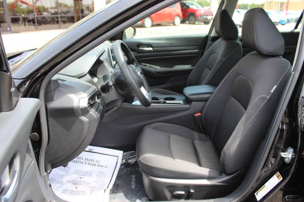 2025 Black Nissan Altima 2.5 SV (1N4BL4DVXSN) with an 2.5L I4 188hp 180ft. lbs. 2.5L I4 engine, CVT transmission, located at 4301 NW 39th , Oklahoma City, OK, 73112, (405) 949-5600, 35.512135, -97.598671 - NO DRIVERS LICENCE -NO FULL COVERAGE INSURANCE - NO CREDIT CHECK. COME ON OVER TO SUPERSPORTS, TAKE A LOOK AND TEST DRIVE. PLEASE GIVE US A CALL AT (405) 949-5600. NO LICENCIA DE CONDUCIR - NO SEGURO DE COBERTURA TOTAL - NO VERIFICACION DE CREDITO. VISITENOS EN SUPERSPORTS, MIRE NUESTRO - Photo#17