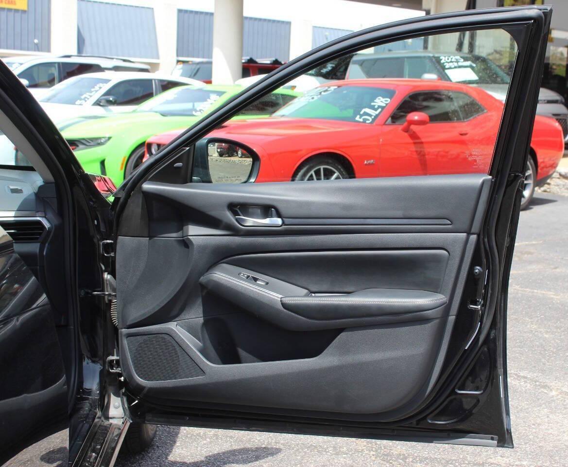 2025 Black Nissan Altima 2.5 SV (1N4BL4DV6SN) with an 2.5L I4 188hp 180ft. lbs. 2.5L I4 engine, CVT transmission, located at 4301 NW 39th , Oklahoma City, OK, 73112, (405) 949-5600, 35.512135, -97.598671 - NO DRIVERS LICENCE -NO FULL COVERAGE INSURANCE - NO CREDIT CHECK. COME ON OVER TO SUPERSPORTS, TAKE A LOOK AND TEST DRIVE. PLEASE GIVE US A CALL AT (405) 949-5600. NO LICENCIA DE CONDUCIR - NO SEGURO DE COBERTURA TOTAL - NO VERIFICACION DE CREDITO. VISITENOS EN SUPERSPORTS, MIRE NUESTRO - Photo#9