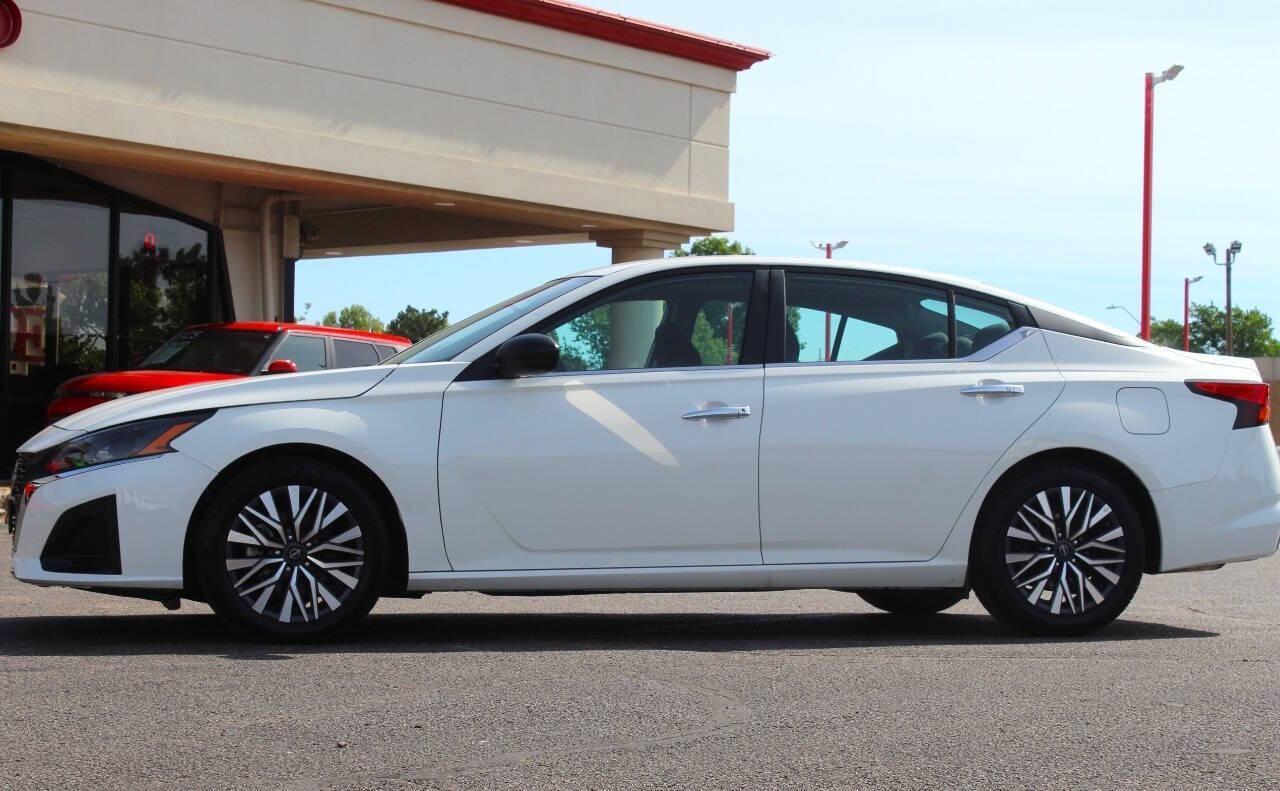 2025 White Nissan Altima 2.5 SV (1N4BL4DV8SN) with an 2.5L I4 188hp 180ft. lbs. 2.5L I4 engine, CVT transmission, located at 4301 NW 39th , Oklahoma City, OK, 73112, (405) 949-5600, 35.512135, -97.598671 - NO DRIVERS LICENCE -NO FULL COVERAGE INSURANCE - NO CREDIT CHECK. COME ON OVER TO SUPERSPORTS, TAKE A LOOK AND TEST DRIVE. PLEASE GIVE US A CALL AT (405) 949-5600. NO LICENCIA DE CONDUCIR - NO SEGURO DE COBERTURA TOTAL - NO VERIFICACION DE CREDITO. VISITENOS EN SUPERSPORTS, MIRE NUESTRO - Photo#5