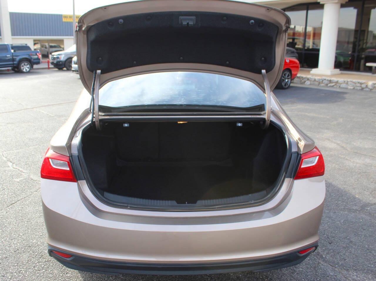 2018 Tan Chevrolet Malibu LT (1G1ZD5ST4JF) with an Ecotec 1.5L Turbo I4 160hp 184ft. lbs. 1.5L I4 engine, Automatic 6-Speed transmission, located at 4301 NW 39th , Oklahoma City, OK, 73112, (405) 949-5600, 35.512135, -97.598671 - NO DRIVERS LICENCE -NO FULL COVERAGE INSURANCE - NO CREDIT CHECK. COME ON OVER TO SUPERSPORTS, TAKE A LOOK AND TEST DRIVE. PLEASE GIVE US A CALL AT (405) 949-5600. NO LICENCIA DE CONDUCIR - NO SEGURO DE COBERTURA TOTAL - NO VERIFICACION DE CREDITO. VISITENOS EN SUPERSPORTS, MIRE NUESTRO - Photo#12
