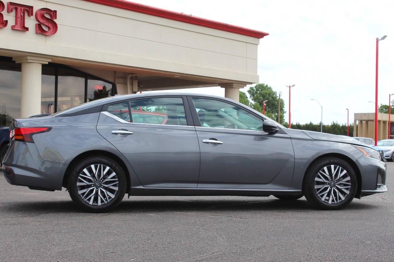 2025 Gray Nissan Altima 2.5 SV (1N4BL4DVXSN) with an 2.5L I4 188hp 180ft. lbs. 2.5L I4 engine, CVT transmission, located at 4301 NW 39th , Oklahoma City, OK, 73112, (405) 949-5600, 35.512135, -97.598671 - NO DRIVERS LICENCE -NO FULL COVERAGE INSURANCE - NO CREDIT CHECK. COME ON OVER TO SUPERSPORTS, TAKE A LOOK AND TEST DRIVE. PLEASE GIVE US A CALL AT (405) 949-5600. NO LICENCIA DE CONDUCIR - NO SEGURO DE COBERTURA TOTAL - NO VERIFICACION DE CREDITO. VISITENOS EN SUPERSPORTS, MIRE NUESTRO - Photo#2