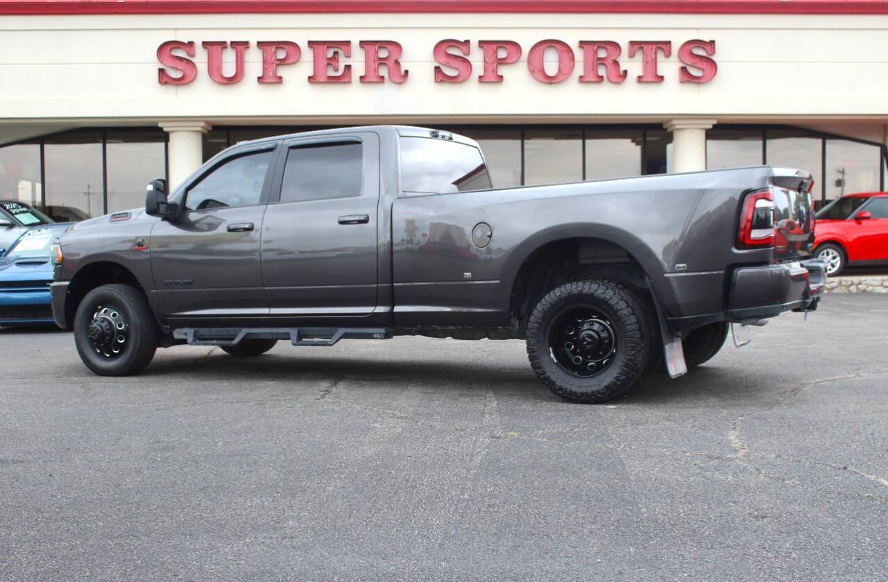 2024 Gray RAM 3500 Big Horn Crew Cab LWB 4WD DRW (3C63RRHL0RG) with an 6.7L I6 Turbocharger 6.7L I6 engine, Automatic 6-Speed transmission, located at 4301 NW 39th , Oklahoma City, OK, 73112, (405) 949-5600, 35.512135, -97.598671 - NO DRIVERS LICENCE -NO FULL COVERAGE INSURANCE - NO CREDIT CHECK. COME ON OVER TO SUPERSPORTS, TAKE A LOOK AND TEST DRIVE. PLEASE GIVE US A CALL AT (405) 949-5600. NO LICENCIA DE CONDUCIR - NO SEGURO DE COBERTURA TOTAL - NO VERIFICACION DE CREDITO. VISITENOS EN SUPERSPORTS, MIRE NUESTRO - Photo#4