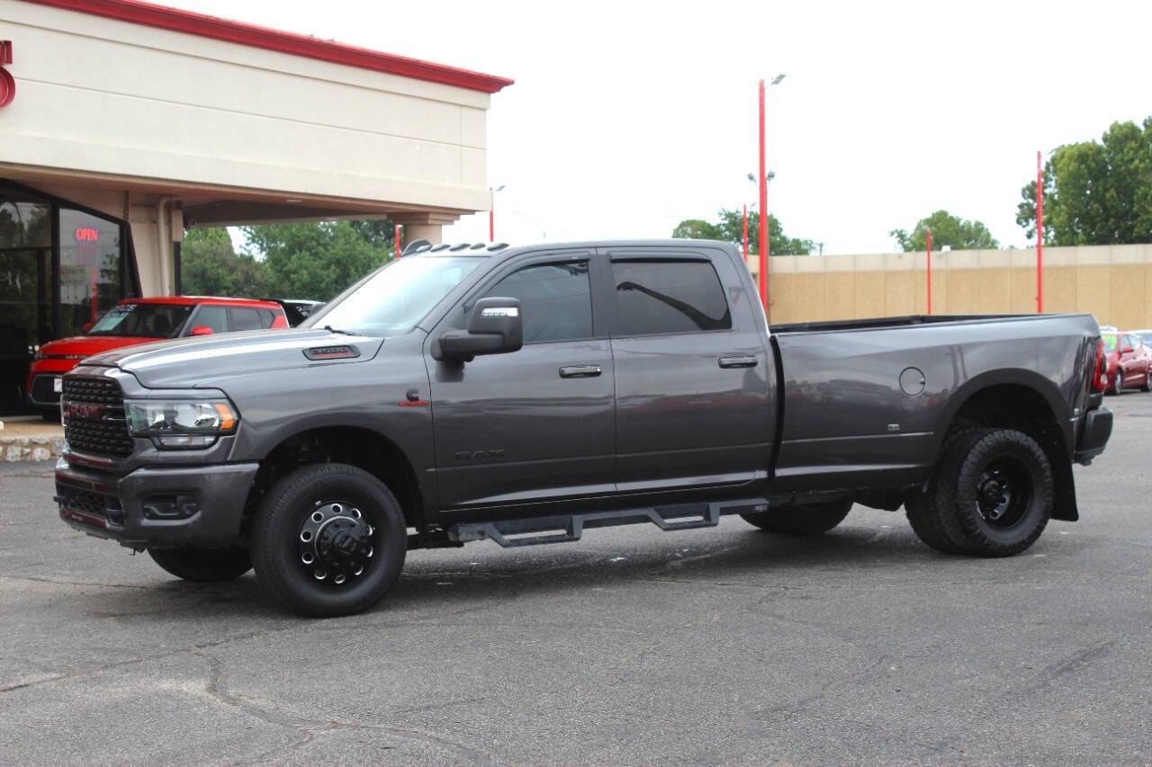 2024 Gray RAM 3500 Big Horn Crew Cab LWB 4WD DRW (3C63RRHL0RG) with an 6.7L I6 Turbocharger 6.7L I6 engine, Automatic 6-Speed transmission, located at 4301 NW 39th , Oklahoma City, OK, 73112, (405) 949-5600, 35.512135, -97.598671 - NO DRIVERS LICENCE -NO FULL COVERAGE INSURANCE - NO CREDIT CHECK. COME ON OVER TO SUPERSPORTS, TAKE A LOOK AND TEST DRIVE. PLEASE GIVE US A CALL AT (405) 949-5600. NO LICENCIA DE CONDUCIR - NO SEGURO DE COBERTURA TOTAL - NO VERIFICACION DE CREDITO. VISITENOS EN SUPERSPORTS, MIRE NUESTRO - Photo#5