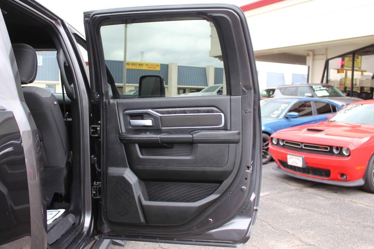 2024 Gray RAM 3500 Big Horn Crew Cab LWB 4WD DRW (3C63RRHL0RG) with an 6.7L I6 Turbocharger 6.7L I6 engine, Automatic 6-Speed transmission, located at 4301 NW 39th , Oklahoma City, OK, 73112, (405) 949-5600, 35.512135, -97.598671 - NO DRIVERS LICENCE -NO FULL COVERAGE INSURANCE - NO CREDIT CHECK. COME ON OVER TO SUPERSPORTS, TAKE A LOOK AND TEST DRIVE. PLEASE GIVE US A CALL AT (405) 949-5600. NO LICENCIA DE CONDUCIR - NO SEGURO DE COBERTURA TOTAL - NO VERIFICACION DE CREDITO. VISITENOS EN SUPERSPORTS, MIRE NUESTRO - Photo#10