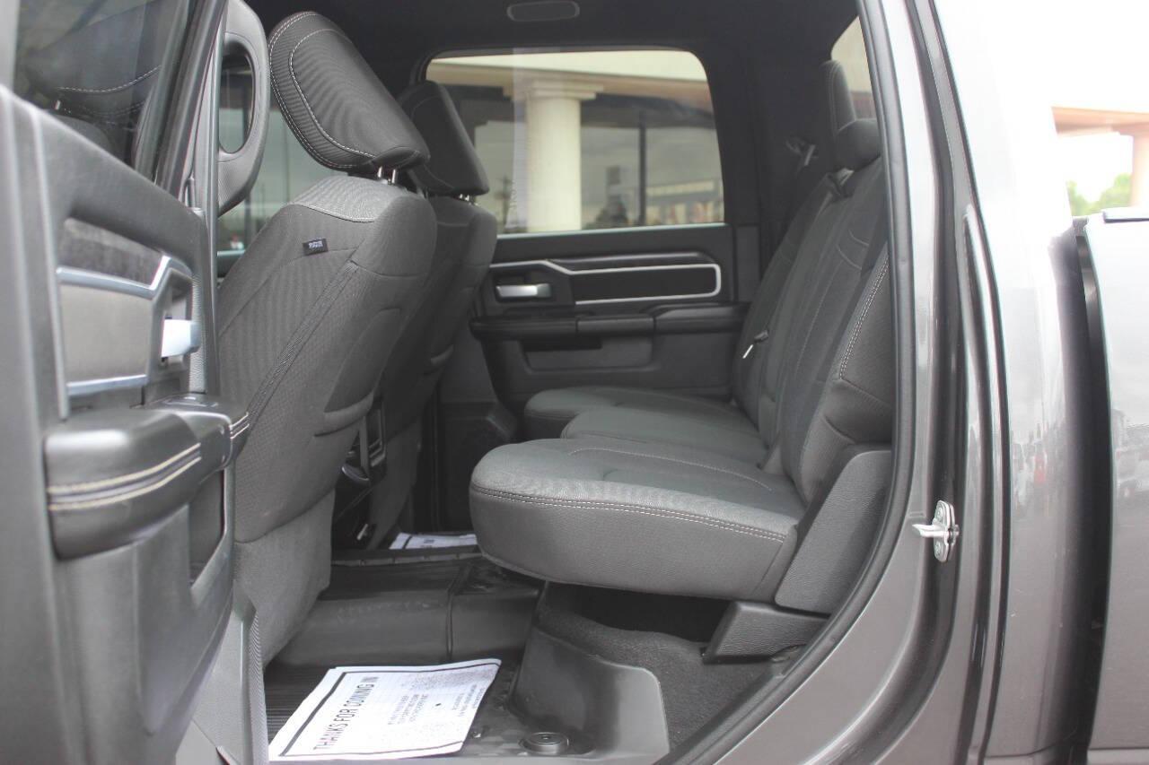 2024 Gray RAM 3500 Big Horn Crew Cab LWB 4WD DRW (3C63RRHL0RG) with an 6.7L I6 Turbocharger 6.7L I6 engine, Automatic 6-Speed transmission, located at 4301 NW 39th , Oklahoma City, OK, 73112, (405) 949-5600, 35.512135, -97.598671 - NO DRIVERS LICENCE -NO FULL COVERAGE INSURANCE - NO CREDIT CHECK. COME ON OVER TO SUPERSPORTS, TAKE A LOOK AND TEST DRIVE. PLEASE GIVE US A CALL AT (405) 949-5600. NO LICENCIA DE CONDUCIR - NO SEGURO DE COBERTURA TOTAL - NO VERIFICACION DE CREDITO. VISITENOS EN SUPERSPORTS, MIRE NUESTRO - Photo#11