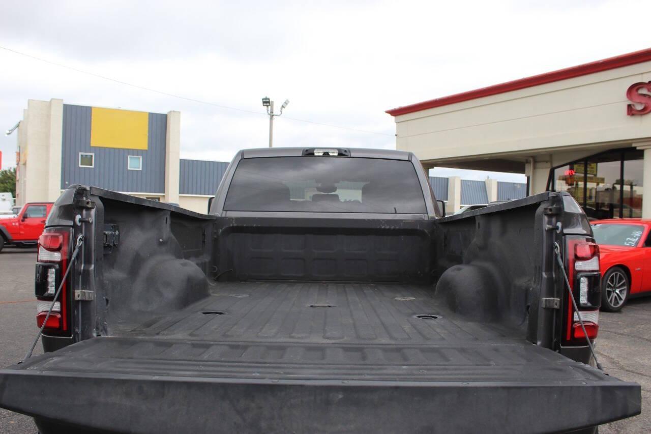 2024 Gray RAM 3500 Big Horn Crew Cab LWB 4WD DRW (3C63RRHL0RG) with an 6.7L I6 Turbocharger 6.7L I6 engine, Automatic 6-Speed transmission, located at 4301 NW 39th , Oklahoma City, OK, 73112, (405) 949-5600, 35.512135, -97.598671 - NO DRIVERS LICENCE -NO FULL COVERAGE INSURANCE - NO CREDIT CHECK. COME ON OVER TO SUPERSPORTS, TAKE A LOOK AND TEST DRIVE. PLEASE GIVE US A CALL AT (405) 949-5600. NO LICENCIA DE CONDUCIR - NO SEGURO DE COBERTURA TOTAL - NO VERIFICACION DE CREDITO. VISITENOS EN SUPERSPORTS, MIRE NUESTRO - Photo#16