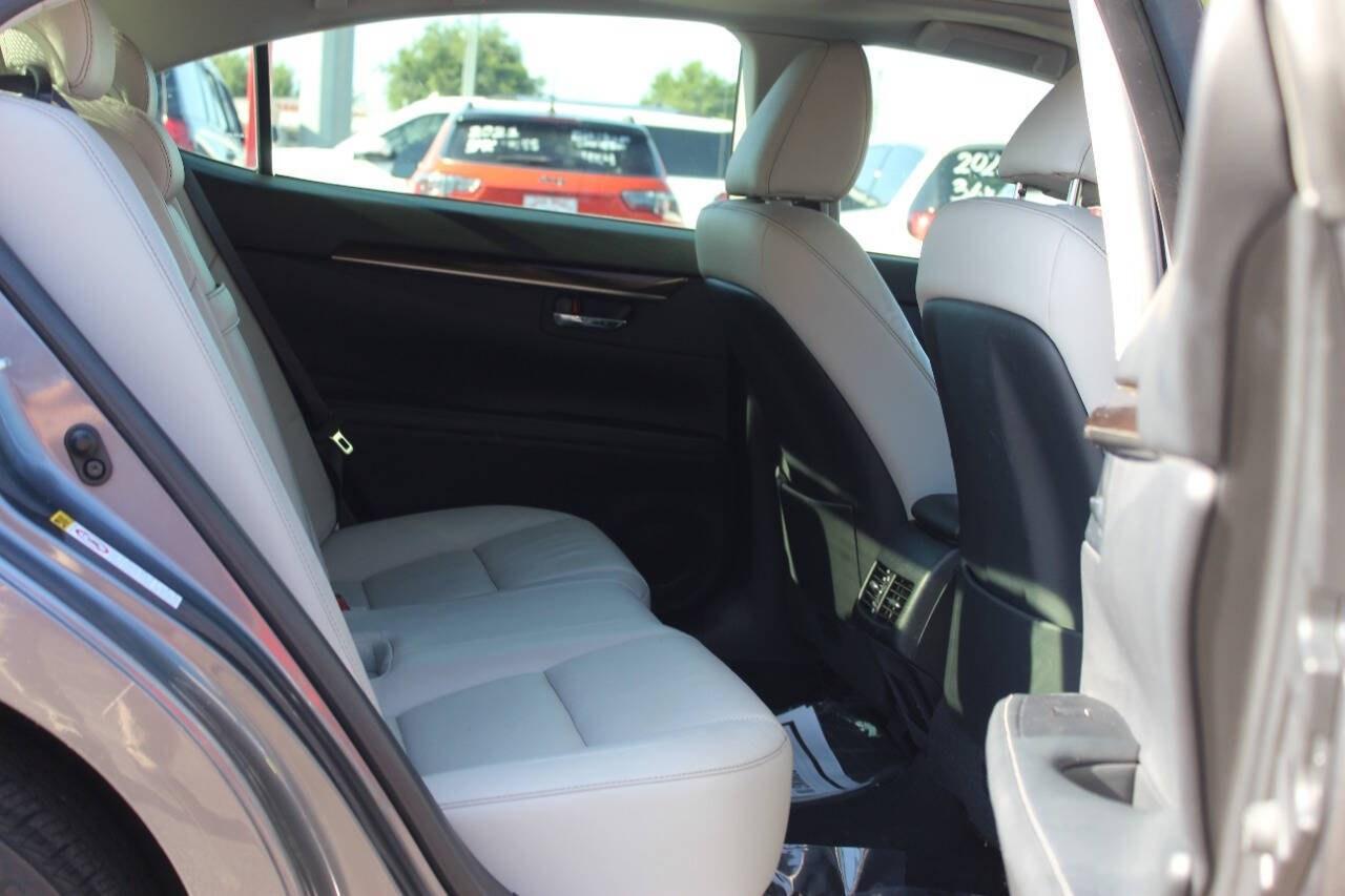 2014 Gray Lexus ES 350 Sedan (JTHBK1GG3E2) with an 3.5L V6 268hp 248ft. lbs. 3.5L V6 engine, Automatic 6-Speed transmission, located at 4301 NW 39th , Oklahoma City, OK, 73112, (405) 949-5600, 35.512135, -97.598671 - NO DRIVERS LICENCE -NO FULL COVERAGE INSURANCE - NO CREDIT CHECK. COME ON OVER TO SUPERSPORTS, TAKE A LOOK AND TEST DRIVE. PLEASE GIVE US A CALL AT (405) 949-5600. NO LICENCIA DE CONDUCIR - NO SEGURO DE COBERTURA TOTAL - NO VERIFICACION DE CREDITO. VISITENOS EN SUPERSPORTS, MIRE NUESTRO - Photo#10