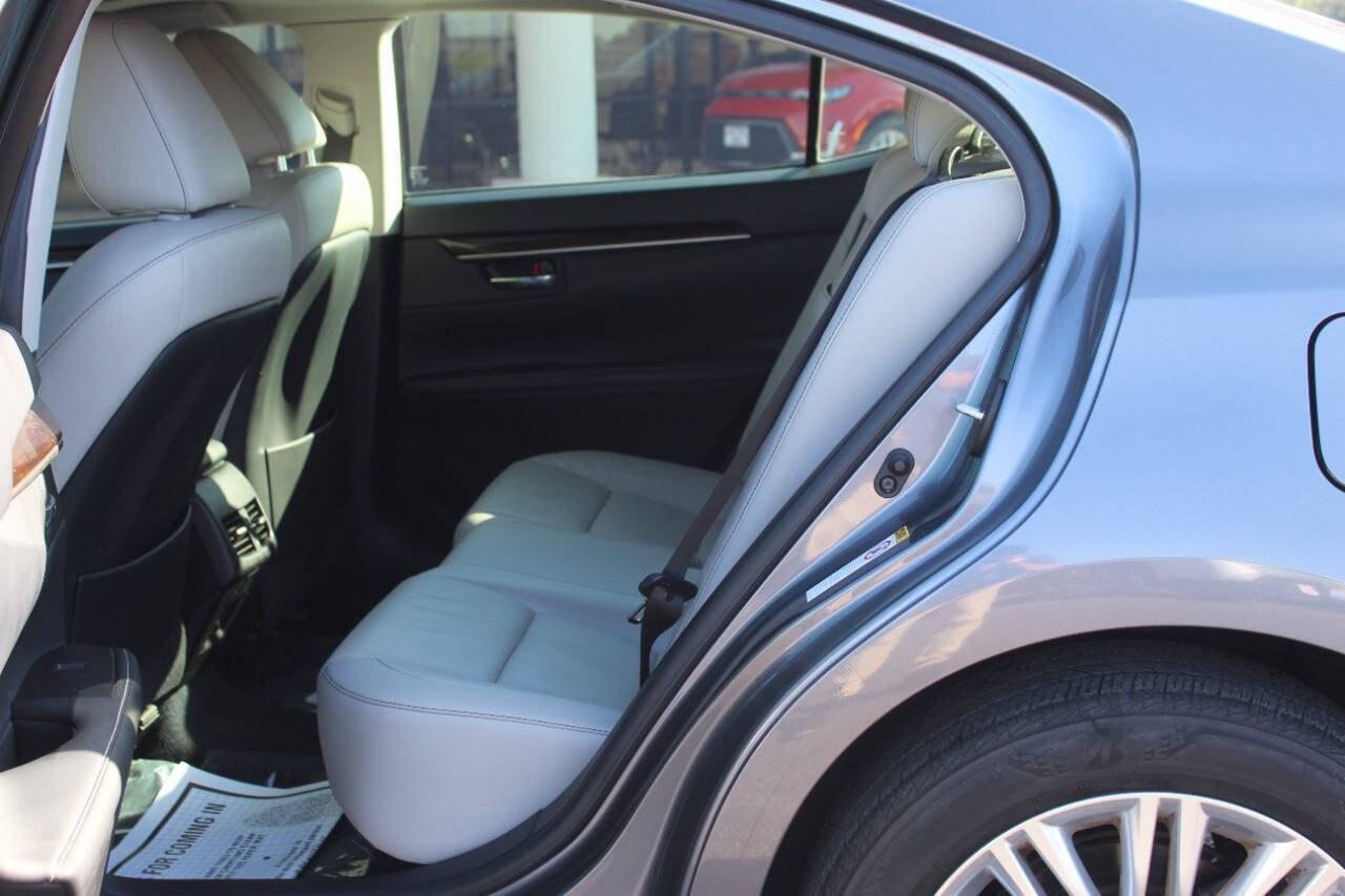 2014 Gray Lexus ES 350 Sedan (JTHBK1GG3E2) with an 3.5L V6 268hp 248ft. lbs. 3.5L V6 engine, Automatic 6-Speed transmission, located at 4301 NW 39th , Oklahoma City, OK, 73112, (405) 949-5600, 35.512135, -97.598671 - NO DRIVERS LICENCE -NO FULL COVERAGE INSURANCE - NO CREDIT CHECK. COME ON OVER TO SUPERSPORTS, TAKE A LOOK AND TEST DRIVE. PLEASE GIVE US A CALL AT (405) 949-5600. NO LICENCIA DE CONDUCIR - NO SEGURO DE COBERTURA TOTAL - NO VERIFICACION DE CREDITO. VISITENOS EN SUPERSPORTS, MIRE NUESTRO - Photo#13