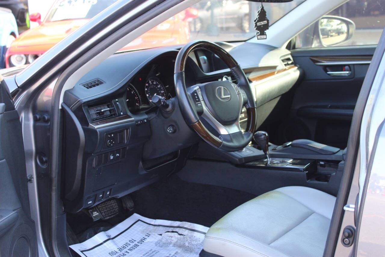 2014 Gray Lexus ES 350 Sedan (JTHBK1GG3E2) with an 3.5L V6 268hp 248ft. lbs. 3.5L V6 engine, Automatic 6-Speed transmission, located at 4301 NW 39th , Oklahoma City, OK, 73112, (405) 949-5600, 35.512135, -97.598671 - NO DRIVERS LICENCE -NO FULL COVERAGE INSURANCE - NO CREDIT CHECK. COME ON OVER TO SUPERSPORTS, TAKE A LOOK AND TEST DRIVE. PLEASE GIVE US A CALL AT (405) 949-5600. NO LICENCIA DE CONDUCIR - NO SEGURO DE COBERTURA TOTAL - NO VERIFICACION DE CREDITO. VISITENOS EN SUPERSPORTS, MIRE NUESTRO - Photo#15