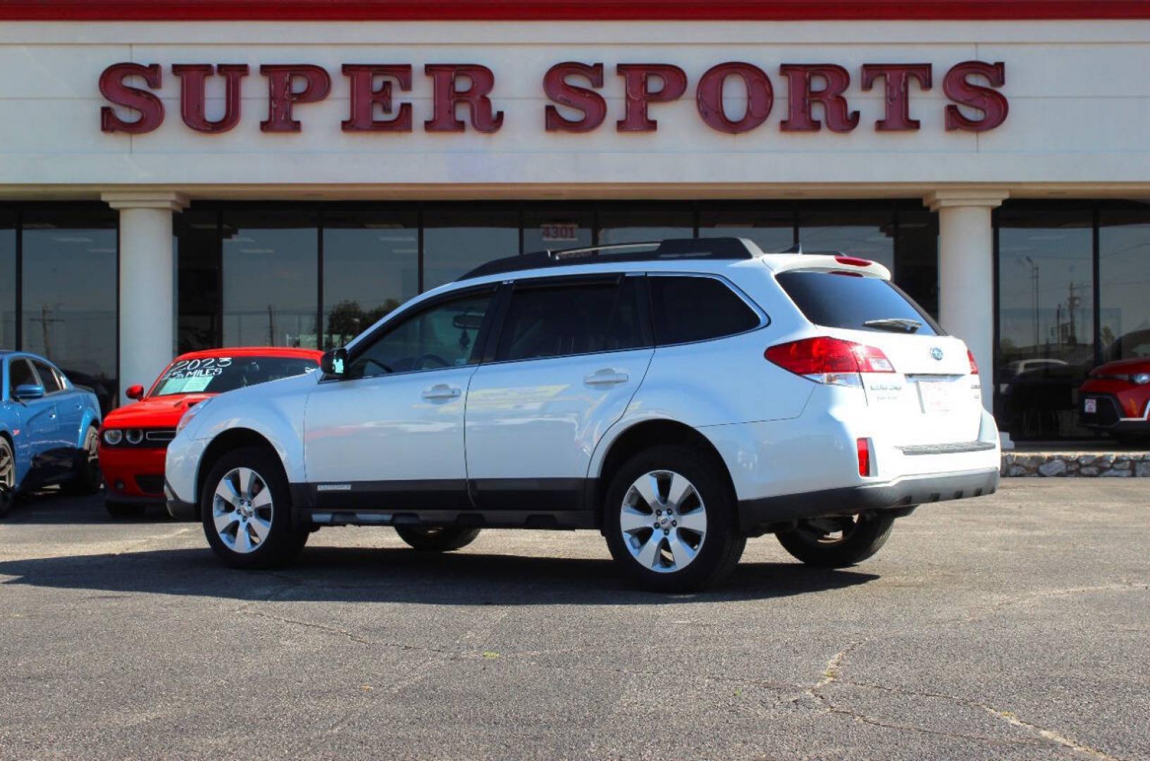 2012 White Subaru Outback 2.5i Limited (4S4BRBLC5C3) with an 2.5L H4 170hp 170ft. lbs. PZEV 2.5L H4 engine, CVT transmission, located at 4301 NW 39th , Oklahoma City, OK, 73112, (405) 949-5600, 35.512135, -97.598671 - Hablamos espanol. SPEND SMART --- BUY FROM SUPER SPORTS. ALL PRICES, DOWN PAYMENTS, PAYMENTS, AND FINANCE TERMS ARE NEGOTIABLE AT THE TIME OF APPROVAL. WE WILL WORK WITH YOU TO FIT YOUR BUDGET. WE WILL EVEN LOWER AND ADJUST THE NUMBERS TO HELP MAKE THE VEHICLE MORE AFFORDABLE FOR YOU.- Photo#4