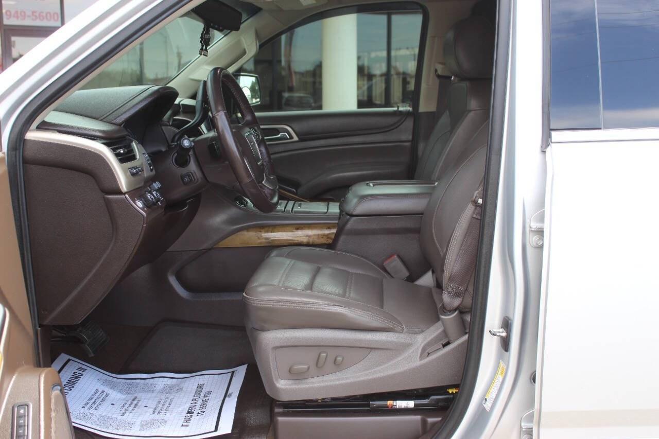 2017 Silver GMC Yukon XL Denali 4WD (1GKS2HKJXHR) with an EcoTec3 6.2L V8 420hp 460ft. lbs. 6.2L V8 engine, Automatic 8-Speed transmission, located at 4301 NW 39th , Oklahoma City, OK, 73112, (405) 949-5600, 35.512135, -97.598671 - Hablamos espaol. SPEND SMART --- BUY FROM SUPER SPORTS. ASKING WHOLESALE CASH PRICE: $__,___ (CASH ONLY) PLUS $100 PROCESSING FEE. ALL PRICES, DOWN PAYMENTS, PAYMENTS, AND FINANCE TERMS ARE NEGOTIABLE AT THE TIME OF APPROVAL. WE WILL WORK WITH YOU TO FIT YOUR BUDGET. WE WILL EVEN LOW- Photo#18
