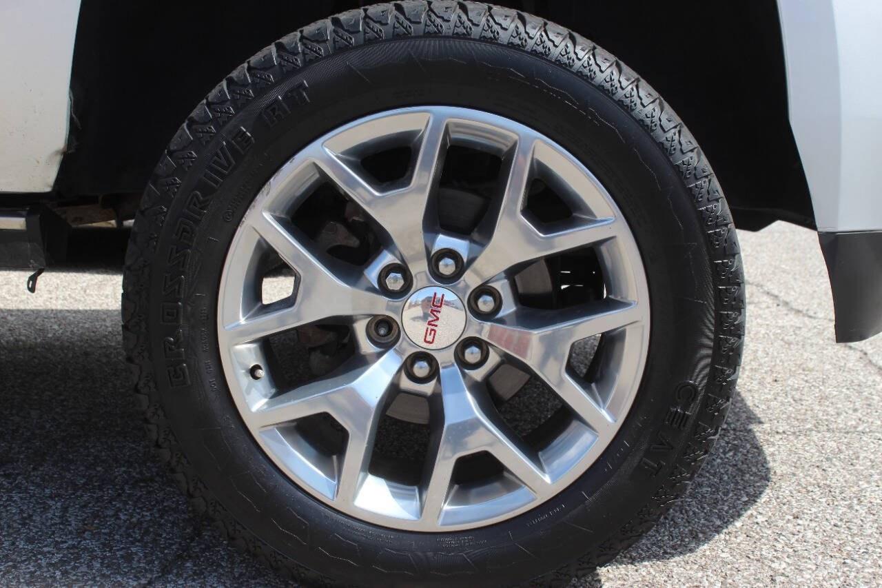 2017 Silver GMC Yukon XL Denali 4WD (1GKS2HKJXHR) with an EcoTec3 6.2L V8 420hp 460ft. lbs. 6.2L V8 engine, Automatic 8-Speed transmission, located at 4301 NW 39th , Oklahoma City, OK, 73112, (405) 949-5600, 35.512135, -97.598671 - Hablamos espaol. SPEND SMART --- BUY FROM SUPER SPORTS. ASKING WHOLESALE CASH PRICE: $__,___ (CASH ONLY) PLUS $100 PROCESSING FEE. ALL PRICES, DOWN PAYMENTS, PAYMENTS, AND FINANCE TERMS ARE NEGOTIABLE AT THE TIME OF APPROVAL. WE WILL WORK WITH YOU TO FIT YOUR BUDGET. WE WILL EVEN LOW- Photo#22