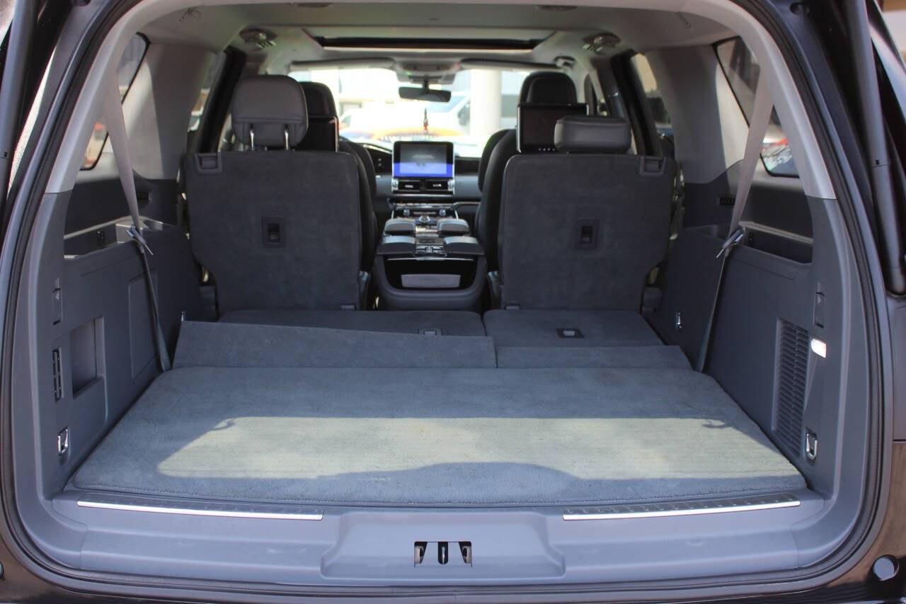 2019 Black Lincoln Navigator L L Reserve 4WD (5LMJJ3LT3KE) with an 3.5L Twin Turbo V6 450hp 510ft. lbs. 3.5L V6 engine, Automatic 10-Speed transmission, located at 4301 NW 39th , Oklahoma City, OK, 73112, (405) 949-5600, 35.512135, -97.598671- Photo#13