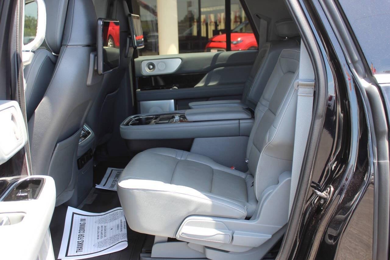 2019 Black Lincoln Navigator L L Reserve 4WD (5LMJJ3LT3KE) with an 3.5L Twin Turbo V6 450hp 510ft. lbs. 3.5L V6 engine, Automatic 10-Speed transmission, located at 4301 NW 39th , Oklahoma City, OK, 73112, (405) 949-5600, 35.512135, -97.598671- Photo#15