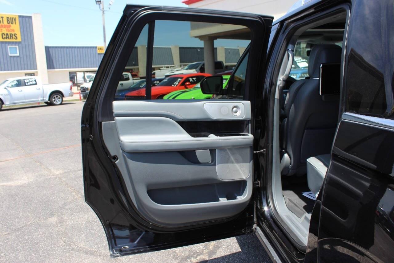 2019 Black Lincoln Navigator L L Reserve 4WD (5LMJJ3LT3KE) with an 3.5L Twin Turbo V6 450hp 510ft. lbs. 3.5L V6 engine, Automatic 10-Speed transmission, located at 4301 NW 39th , Oklahoma City, OK, 73112, (405) 949-5600, 35.512135, -97.598671- Photo#16