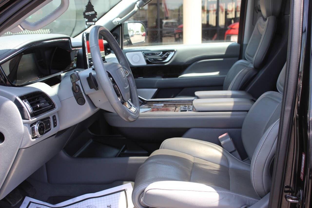 2019 Black Lincoln Navigator L L Reserve 4WD (5LMJJ3LT3KE) with an 3.5L Twin Turbo V6 450hp 510ft. lbs. 3.5L V6 engine, Automatic 10-Speed transmission, located at 4301 NW 39th , Oklahoma City, OK, 73112, (405) 949-5600, 35.512135, -97.598671- Photo#17