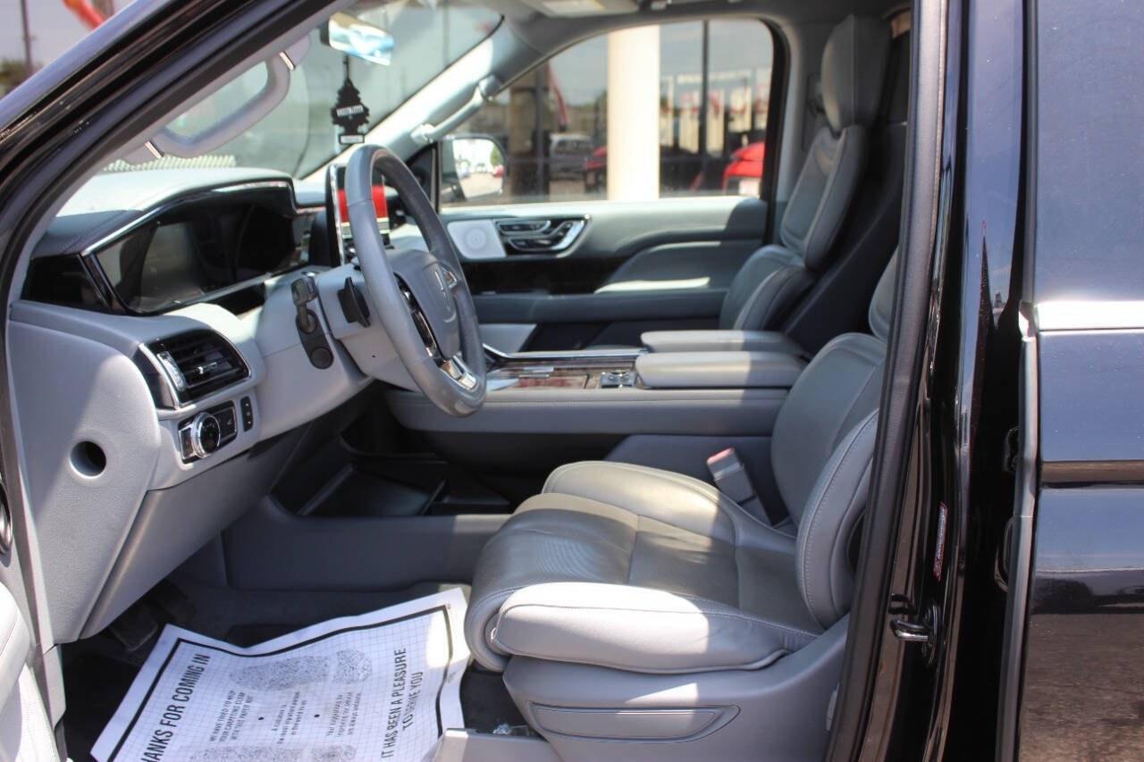 2019 Black Lincoln Navigator L L Reserve 4WD (5LMJJ3LT3KE) with an 3.5L Twin Turbo V6 450hp 510ft. lbs. 3.5L V6 engine, Automatic 10-Speed transmission, located at 4301 NW 39th , Oklahoma City, OK, 73112, (405) 949-5600, 35.512135, -97.598671- Photo#18