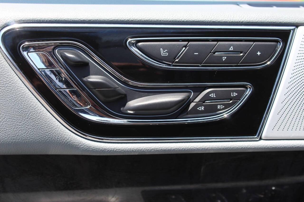 2019 Black Lincoln Navigator L L Reserve 4WD (5LMJJ3LT3KE) with an 3.5L Twin Turbo V6 450hp 510ft. lbs. 3.5L V6 engine, Automatic 10-Speed transmission, located at 4301 NW 39th , Oklahoma City, OK, 73112, (405) 949-5600, 35.512135, -97.598671- Photo#30