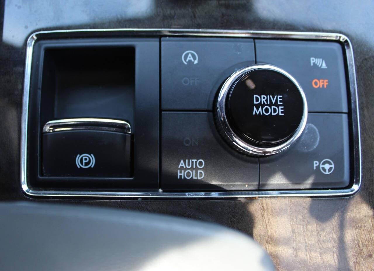 2019 Black Lincoln Navigator L L Reserve 4WD (5LMJJ3LT3KE) with an 3.5L Twin Turbo V6 450hp 510ft. lbs. 3.5L V6 engine, Automatic 10-Speed transmission, located at 4301 NW 39th , Oklahoma City, OK, 73112, (405) 949-5600, 35.512135, -97.598671- Photo#35