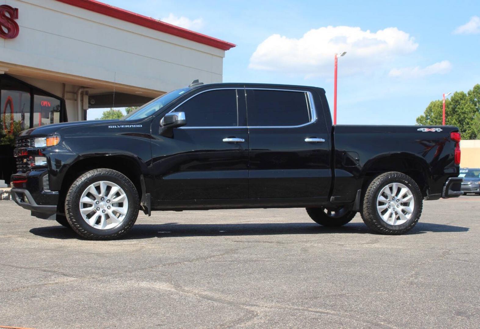 2022 Black Chevrolet Silverado 1500 Limited Custom Crew Cab Short Box 4WD (3GCPYBEK0NG) with an 2.7L Turbo I4 310hp 348ft. lbs. 2.7L I4 engine, Automatic 8-Speed transmission, located at 4301 NW 39th , Oklahoma City, OK, 73112, (405) 949-5600, 35.512135, -97.598671 - Hablamos espanol. SPEND SMART --- BUY FROM SUPER SPORTS. ALL PRICES, DOWN PAYMENTS, PAYMENTS, AND FINANCE TERMS ARE NEGOTIABLE AT THE TIME OF APPROVAL. WE WILL WORK WITH YOU TO FIT YOUR BUDGET. WE WILL EVEN LOWER AND ADJUST THE NUMBERS TO HELP MAKE THE VEHICLE MORE AFFORDABLE FOR YOU.- Photo#4