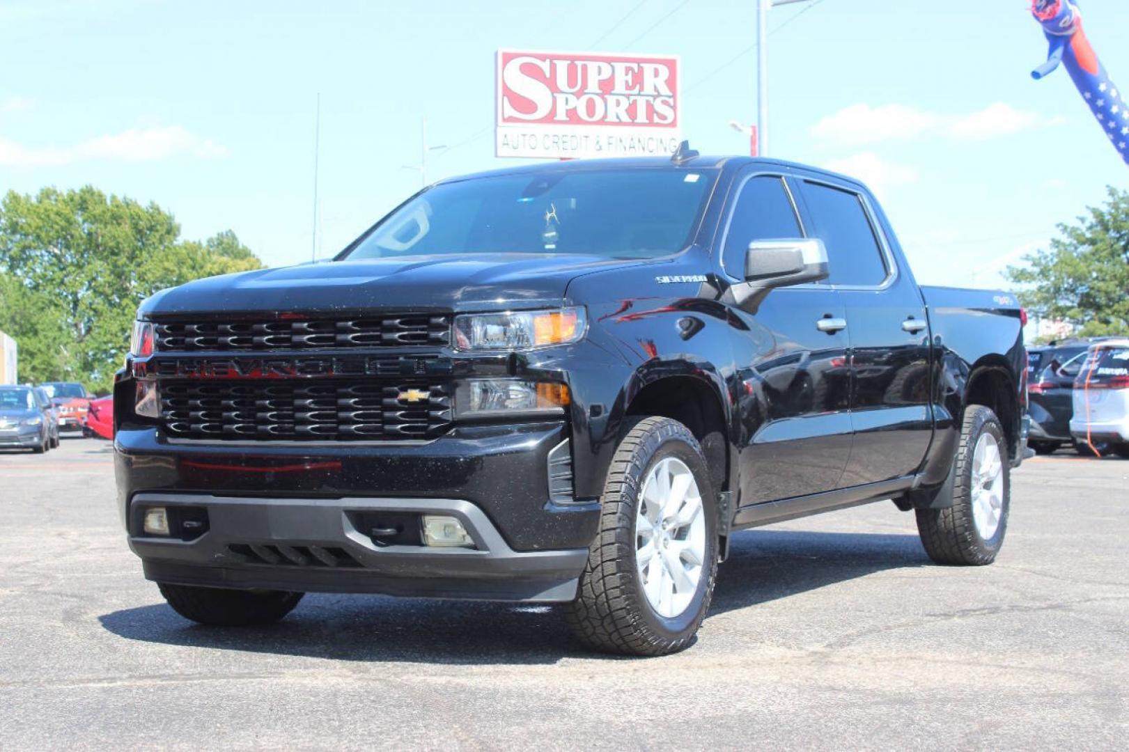2022 Black Chevrolet Silverado 1500 Limited Custom Crew Cab Short Box 4WD (3GCPYBEK0NG) with an 2.7L Turbo I4 310hp 348ft. lbs. 2.7L I4 engine, Automatic 8-Speed transmission, located at 4301 NW 39th , Oklahoma City, OK, 73112, (405) 949-5600, 35.512135, -97.598671 - Hablamos espanol. SPEND SMART --- BUY FROM SUPER SPORTS. ALL PRICES, DOWN PAYMENTS, PAYMENTS, AND FINANCE TERMS ARE NEGOTIABLE AT THE TIME OF APPROVAL. WE WILL WORK WITH YOU TO FIT YOUR BUDGET. WE WILL EVEN LOWER AND ADJUST THE NUMBERS TO HELP MAKE THE VEHICLE MORE AFFORDABLE FOR YOU.- Photo#5