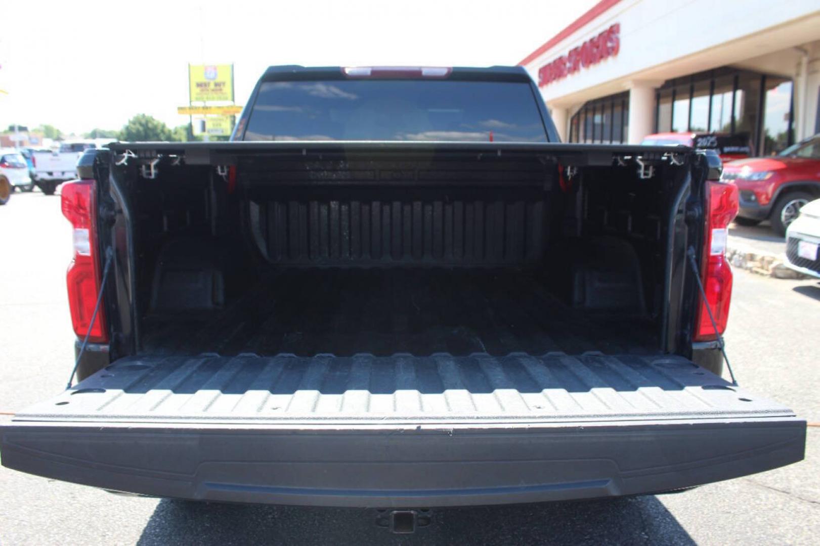 2022 Black Chevrolet Silverado 1500 Limited Custom Crew Cab Short Box 4WD (3GCPYBEK0NG) with an 2.7L Turbo I4 310hp 348ft. lbs. 2.7L I4 engine, Automatic 8-Speed transmission, located at 4301 NW 39th , Oklahoma City, OK, 73112, (405) 949-5600, 35.512135, -97.598671 - Hablamos espanol. SPEND SMART --- BUY FROM SUPER SPORTS. ALL PRICES, DOWN PAYMENTS, PAYMENTS, AND FINANCE TERMS ARE NEGOTIABLE AT THE TIME OF APPROVAL. WE WILL WORK WITH YOU TO FIT YOUR BUDGET. WE WILL EVEN LOWER AND ADJUST THE NUMBERS TO HELP MAKE THE VEHICLE MORE AFFORDABLE FOR YOU.- Photo#11