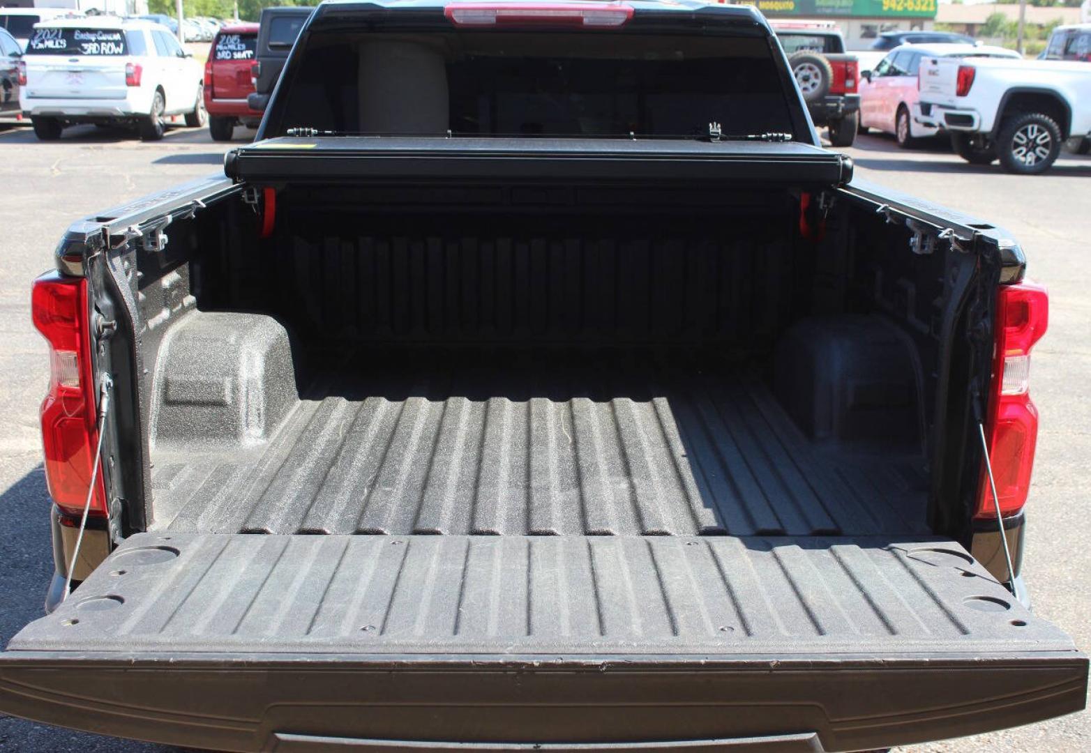 2022 Black Chevrolet Silverado 1500 Limited Custom Crew Cab Short Box 4WD (3GCPYBEK0NG) with an 2.7L Turbo I4 310hp 348ft. lbs. 2.7L I4 engine, Automatic 8-Speed transmission, located at 4301 NW 39th , Oklahoma City, OK, 73112, (405) 949-5600, 35.512135, -97.598671 - Hablamos espanol. SPEND SMART --- BUY FROM SUPER SPORTS. ALL PRICES, DOWN PAYMENTS, PAYMENTS, AND FINANCE TERMS ARE NEGOTIABLE AT THE TIME OF APPROVAL. WE WILL WORK WITH YOU TO FIT YOUR BUDGET. WE WILL EVEN LOWER AND ADJUST THE NUMBERS TO HELP MAKE THE VEHICLE MORE AFFORDABLE FOR YOU.- Photo#12