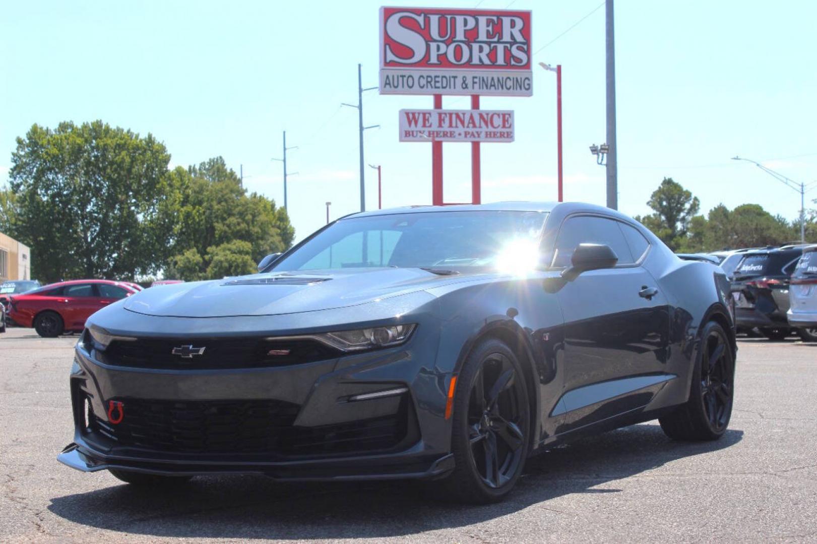 2021 Charcoal Chevrolet Camaro 2SS Coupe (1G1FH1R77M0) with an 6.2L V8 455hp 455ft. lbs. 6.2L V8 engine, Automatic 10-Speed transmission, located at 4301 NW 39th , Oklahoma City, OK, 73112, (405) 949-5600, 35.512135, -97.598671 - Hablamos espanol. SPEND SMART --- BUY FROM SUPER SPORTS. ALL PRICES, DOWN PAYMENTS, PAYMENTS, AND FINANCE TERMS ARE NEGOTIABLE AT THE TIME OF APPROVAL. WE WILL WORK WITH YOU TO FIT YOUR BUDGET. WE WILL EVEN LOWER AND ADJUST THE NUMBERS TO HELP MAKE THE VEHICLE MORE AFFORDABLE FOR YOU.- Photo#6