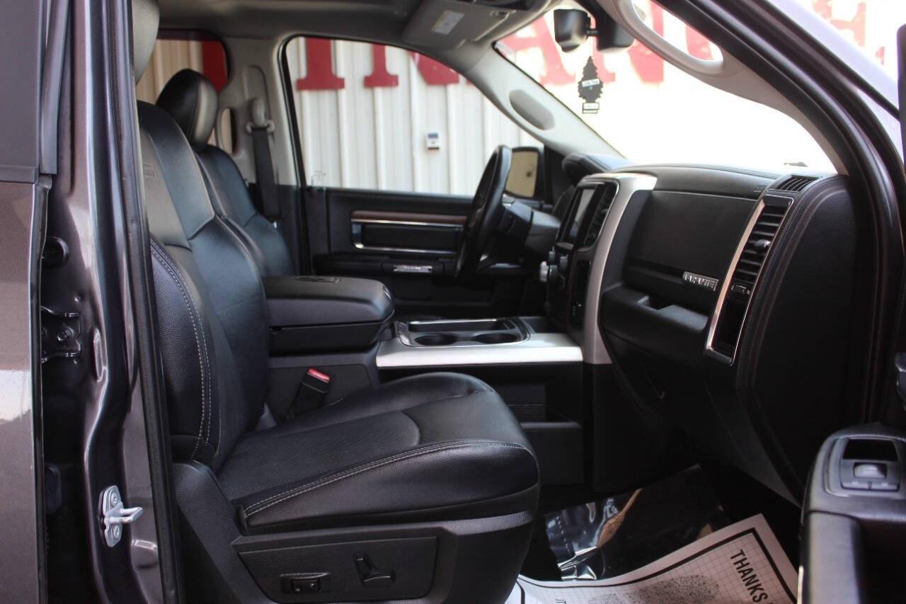 2017 Gray RAM 1500 Laramie Crew Cab SWB 4WD (1C6RR7NT4HS) with an HEMI 5.7L V8 395hp 410ft. lbs. 5.7L V8 engine, Automatic 8-Speed transmission, located at 4301 NW 39th , Oklahoma City, OK, 73112, (405) 949-5600, 35.512135, -97.598671 - Hablamos espaol. SPEND SMART --- BUY FROM SUPER SPORTS. ALL PRICES, DOWN PAYMENTS, PAYMENTS, AND FINANCE TERMS ARE NEGOTIABLE AT THE TIME OF APPROVAL. WE WILL WORK WITH YOU TO FIT YOUR BUDGET. WE WILL EVEN LOWER AND ADJUST THE NUMBERS TO HELP MAKE THE VEHICLE MORE AFFORDABLE FOR YOU.- Photo#8