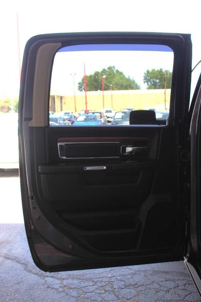 2017 Gray RAM 1500 Laramie Crew Cab SWB 4WD (1C6RR7NT4HS) with an HEMI 5.7L V8 395hp 410ft. lbs. 5.7L V8 engine, Automatic 8-Speed transmission, located at 4301 NW 39th , Oklahoma City, OK, 73112, (405) 949-5600, 35.512135, -97.598671 - Hablamos espaol. SPEND SMART --- BUY FROM SUPER SPORTS. ALL PRICES, DOWN PAYMENTS, PAYMENTS, AND FINANCE TERMS ARE NEGOTIABLE AT THE TIME OF APPROVAL. WE WILL WORK WITH YOU TO FIT YOUR BUDGET. WE WILL EVEN LOWER AND ADJUST THE NUMBERS TO HELP MAKE THE VEHICLE MORE AFFORDABLE FOR YOU.- Photo#14