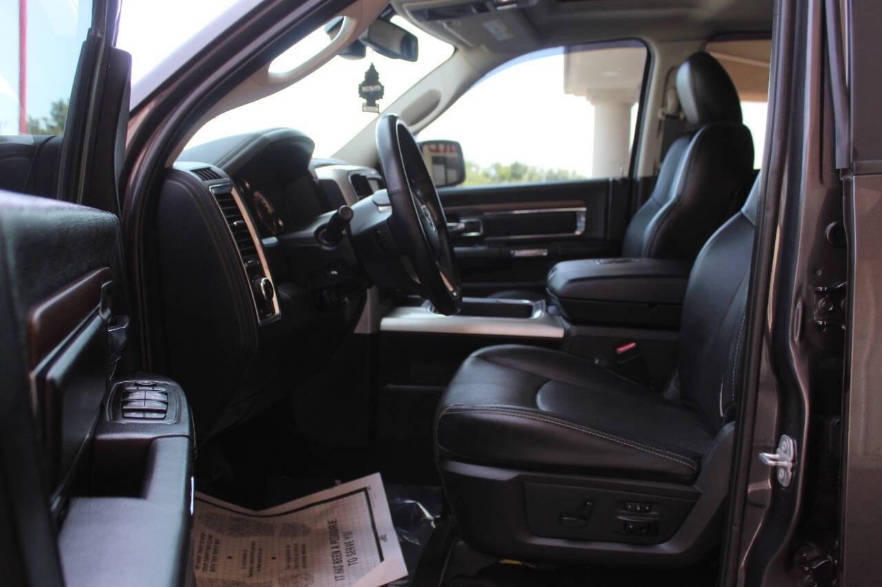2017 Gray RAM 1500 Laramie Crew Cab SWB 4WD (1C6RR7NT4HS) with an HEMI 5.7L V8 395hp 410ft. lbs. 5.7L V8 engine, Automatic 8-Speed transmission, located at 4301 NW 39th , Oklahoma City, OK, 73112, (405) 949-5600, 35.512135, -97.598671 - Hablamos espaol. SPEND SMART --- BUY FROM SUPER SPORTS. ALL PRICES, DOWN PAYMENTS, PAYMENTS, AND FINANCE TERMS ARE NEGOTIABLE AT THE TIME OF APPROVAL. WE WILL WORK WITH YOU TO FIT YOUR BUDGET. WE WILL EVEN LOWER AND ADJUST THE NUMBERS TO HELP MAKE THE VEHICLE MORE AFFORDABLE FOR YOU.- Photo#15
