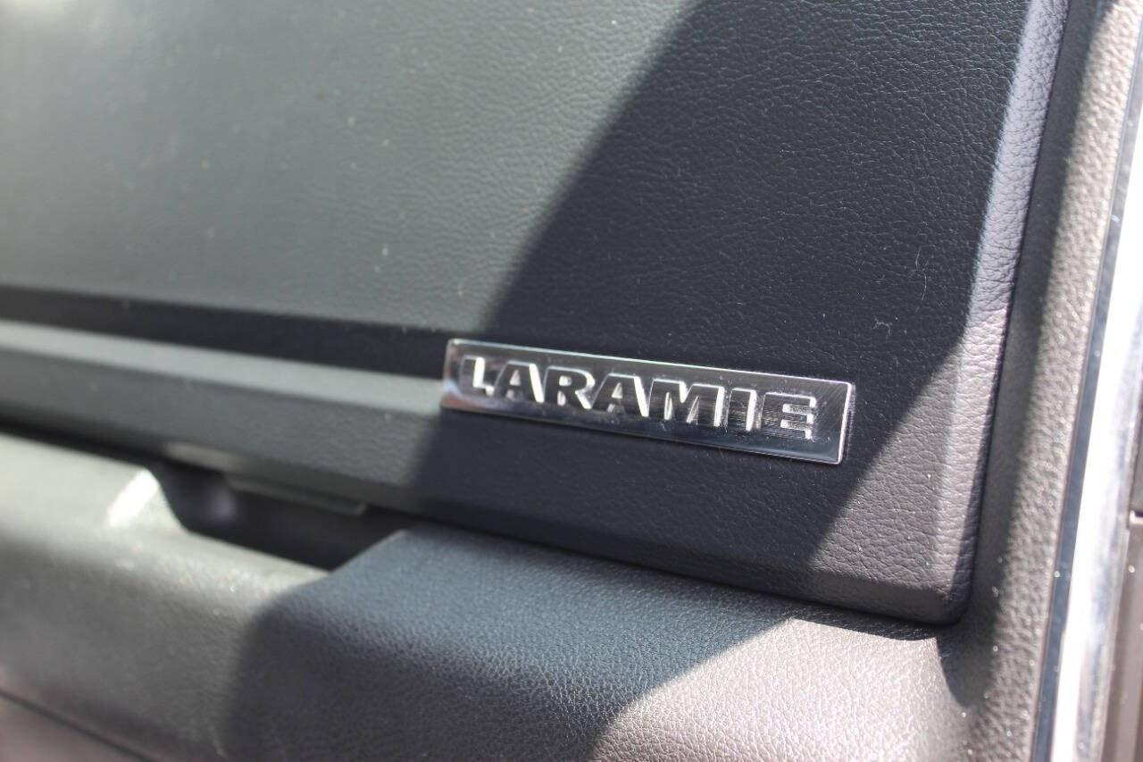 2017 Gray RAM 1500 Laramie Crew Cab SWB 4WD (1C6RR7NT4HS) with an HEMI 5.7L V8 395hp 410ft. lbs. 5.7L V8 engine, Automatic 8-Speed transmission, located at 4301 NW 39th , Oklahoma City, OK, 73112, (405) 949-5600, 35.512135, -97.598671 - Hablamos espaol. SPEND SMART --- BUY FROM SUPER SPORTS. ALL PRICES, DOWN PAYMENTS, PAYMENTS, AND FINANCE TERMS ARE NEGOTIABLE AT THE TIME OF APPROVAL. WE WILL WORK WITH YOU TO FIT YOUR BUDGET. WE WILL EVEN LOWER AND ADJUST THE NUMBERS TO HELP MAKE THE VEHICLE MORE AFFORDABLE FOR YOU.- Photo#31