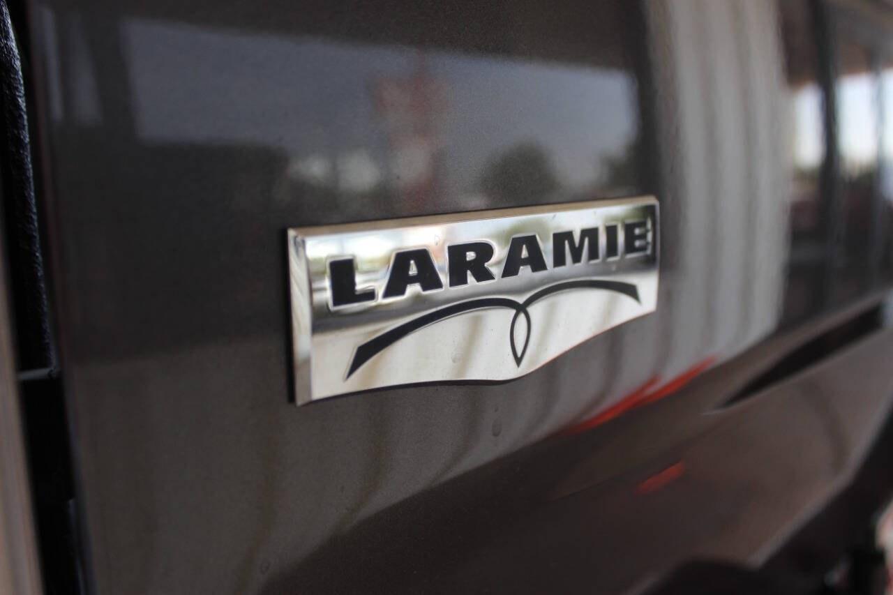 2017 Gray RAM 1500 Laramie Crew Cab SWB 4WD (1C6RR7NT4HS) with an HEMI 5.7L V8 395hp 410ft. lbs. 5.7L V8 engine, Automatic 8-Speed transmission, located at 4301 NW 39th , Oklahoma City, OK, 73112, (405) 949-5600, 35.512135, -97.598671 - Hablamos espaol. SPEND SMART --- BUY FROM SUPER SPORTS. ALL PRICES, DOWN PAYMENTS, PAYMENTS, AND FINANCE TERMS ARE NEGOTIABLE AT THE TIME OF APPROVAL. WE WILL WORK WITH YOU TO FIT YOUR BUDGET. WE WILL EVEN LOWER AND ADJUST THE NUMBERS TO HELP MAKE THE VEHICLE MORE AFFORDABLE FOR YOU.- Photo#34