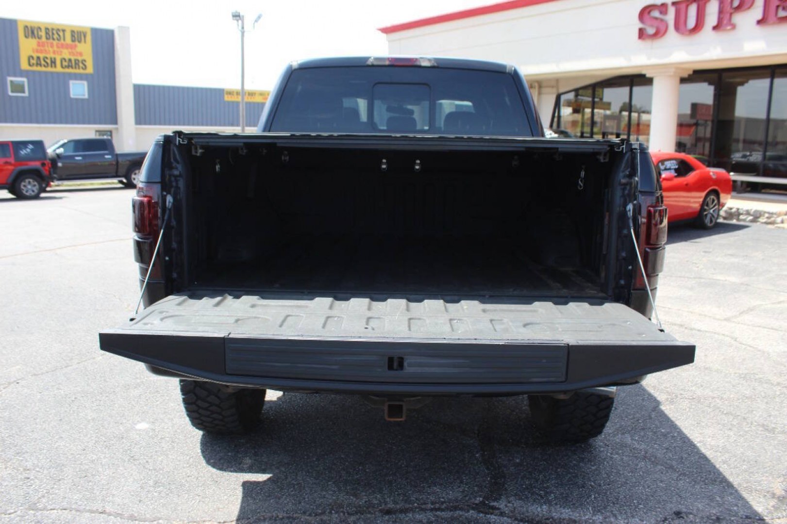 2017 Black Ford F-150 Lariat SuperCrew 6.5-ft. Bed 4WD (1FTEW1EF9HK) with an 5.0L Flex Fuel V8 385hp 387ft. lbs. 5.0L V8 engine, Automatic 6-Speed transmission, located at 4301 NW 39th , Oklahoma City, OK, 73112, (405) 949-5600, 35.512135, -97.598671 - Hablamos espanol. SPEND SMART --- BUY FROM SUPER SPORTS. ALL PRICES, DOWN PAYMENTS, PAYMENTS, AND FINANCE TERMS ARE NEGOTIABLE AT THE TIME OF APPROVAL. WE WILL WORK WITH YOU TO FIT YOUR BUDGET. WE WILL EVEN LOWER AND ADJUST THE NUMBERS TO HELP MAKE THE VEHICLE MORE AFFORDABLE FOR YOU.- Photo#14