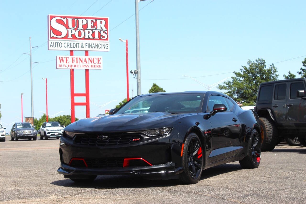2020 Black Chevrolet Camaro 2LT Coupe 6M (1G1FC1RS5L0) with an 3.6L V6 335hp 284ft. lbs. 3.6L V6 engine, Manual 6-Speed transmission, located at 4301 NW 39th , Oklahoma City, OK, 73112, (405) 949-5600, 35.512135, -97.598671 - Hablamos espaol. SPEND SMART --- BUY FROM SUPER SPORTS. ALL PRICES, DOWN PAYMENTS, PAYMENTS, AND FINANCE TERMS ARE NEGOTIABLE AT THE TIME OF APPROVAL. WE WILL WORK WITH YOU TO FIT YOUR BUDGET. WE WILL EVEN LOWER AND ADJUST THE NUMBERS TO HELP MAKE THE VEHICLE MORE AFFORDABLE FOR YOU.- Photo#6