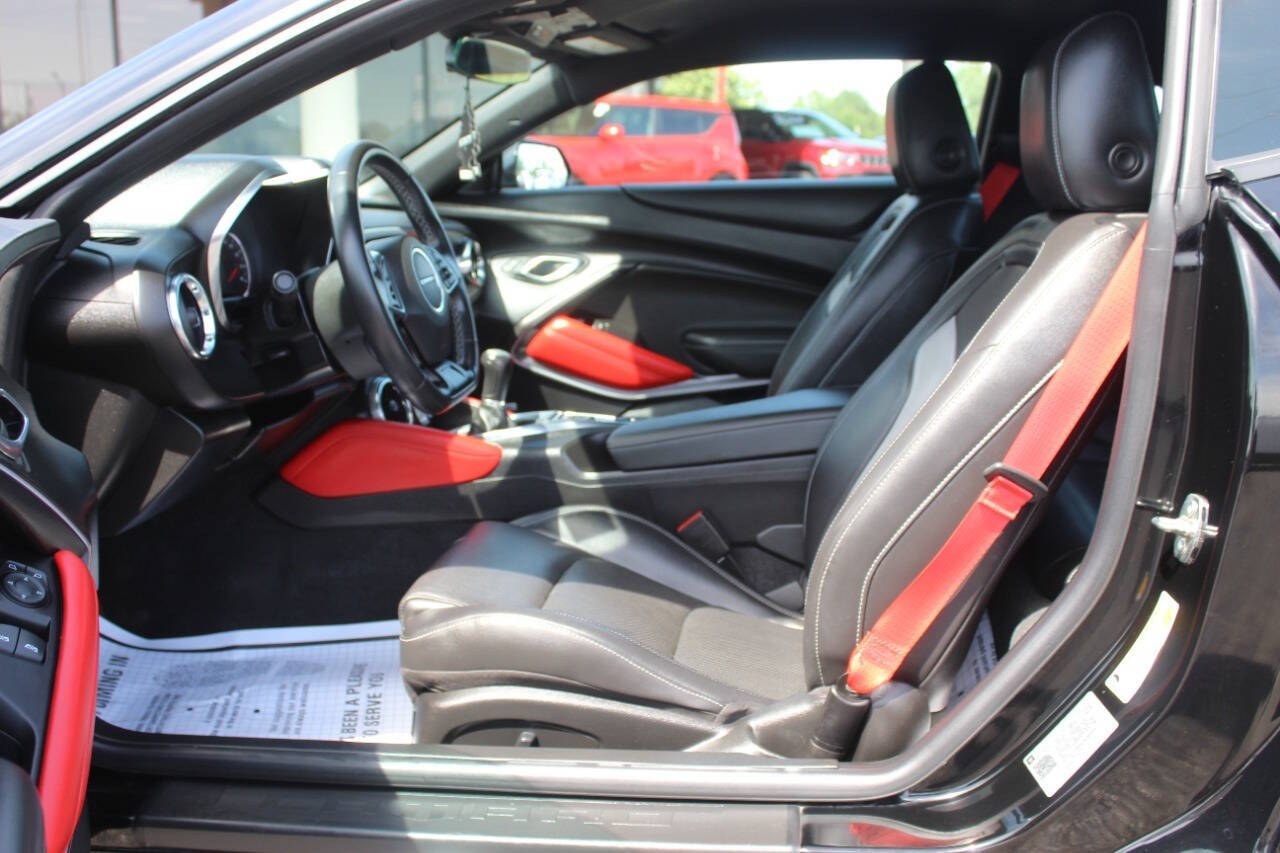 2020 Black Chevrolet Camaro 2LT Coupe 6M (1G1FC1RS5L0) with an 3.6L V6 335hp 284ft. lbs. 3.6L V6 engine, Manual 6-Speed transmission, located at 4301 NW 39th , Oklahoma City, OK, 73112, (405) 949-5600, 35.512135, -97.598671 - Hablamos espaol. SPEND SMART --- BUY FROM SUPER SPORTS. ALL PRICES, DOWN PAYMENTS, PAYMENTS, AND FINANCE TERMS ARE NEGOTIABLE AT THE TIME OF APPROVAL. WE WILL WORK WITH YOU TO FIT YOUR BUDGET. WE WILL EVEN LOWER AND ADJUST THE NUMBERS TO HELP MAKE THE VEHICLE MORE AFFORDABLE FOR YOU.- Photo#14