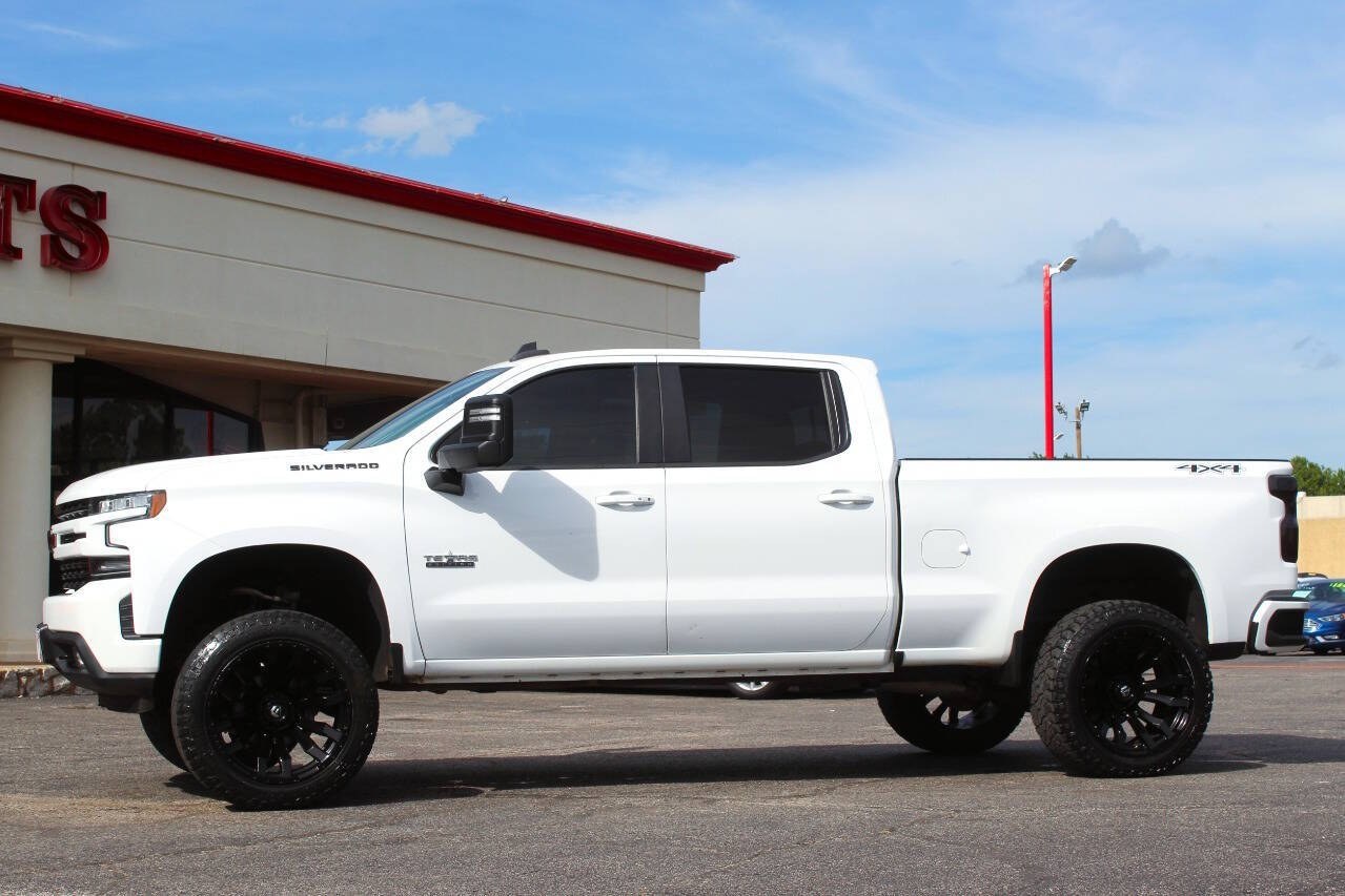 2020 White Chevrolet Silverado 1500 RST Crew Cab 4WD (3GCUYEED2LG) with an EcoTec3 5.3L V8 355hp 383ft. lbs. 5.3L V8 engine, Automatic 8-Speed transmission, located at 4301 NW 39th , Oklahoma City, OK, 73112, (405) 949-5600, 35.512135, -97.598671 - Hablamos espaol. SPEND SMART --- BUY FROM SUPER SPORTS. ALL PRICES, DOWN PAYMENTS, PAYMENTS, AND FINANCE TERMS ARE NEGOTIABLE AT THE TIME OF APPROVAL. WE WILL WORK WITH YOU TO FIT YOUR BUDGET. WE WILL EVEN LOWER AND ADJUST THE NUMBERS TO HELP MAKE THE VEHICLE MORE AFFORDABLE FOR YOU.- Photo#5