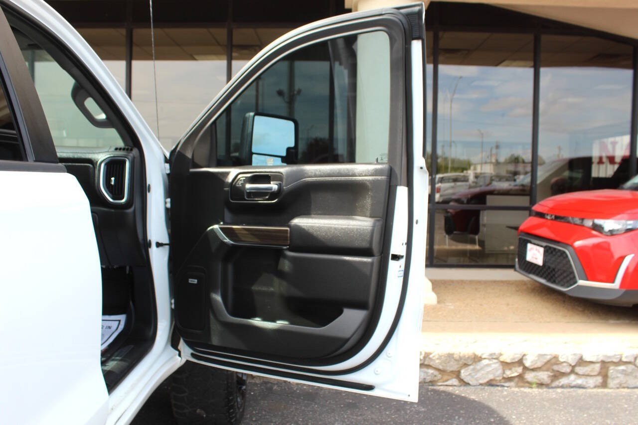 2020 White Chevrolet Silverado 1500 RST Crew Cab 4WD (3GCUYEED2LG) with an EcoTec3 5.3L V8 355hp 383ft. lbs. 5.3L V8 engine, Automatic 8-Speed transmission, located at 4301 NW 39th , Oklahoma City, OK, 73112, (405) 949-5600, 35.512135, -97.598671 - Hablamos espaol. SPEND SMART --- BUY FROM SUPER SPORTS. ALL PRICES, DOWN PAYMENTS, PAYMENTS, AND FINANCE TERMS ARE NEGOTIABLE AT THE TIME OF APPROVAL. WE WILL WORK WITH YOU TO FIT YOUR BUDGET. WE WILL EVEN LOWER AND ADJUST THE NUMBERS TO HELP MAKE THE VEHICLE MORE AFFORDABLE FOR YOU.- Photo#14