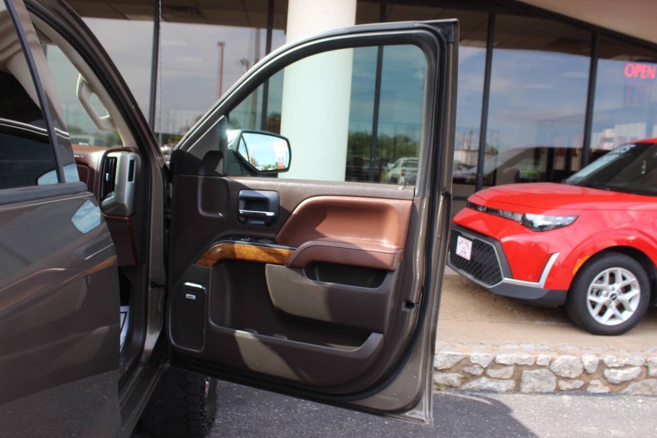 2014 Brown Chevrolet Silverado 1500 High Country Crew Cab 4WD (3GCUKTEC3EG) with an EcoTec3 5.3L Flex Fuel V8 355hp 383ft. lbs. 5.3L V8 engine, Automatic 6-Speed transmission, located at 4301 NW 39th , Oklahoma City, OK, 73112, (405) 949-5600, 35.512135, -97.598671 - Hablamos espaol. SPEND SMART --- BUY FROM SUPER SPORTS. ALL PRICES, DOWN PAYMENTS, PAYMENTS, AND FINANCE TERMS ARE NEGOTIABLE AT THE TIME OF APPROVAL. WE WILL WORK WITH YOU TO FIT YOUR BUDGET. WE WILL EVEN LOWER AND ADJUST THE NUMBERS TO HELP MAKE THE VEHICLE MORE AFFORDABLE FOR YOU.- Photo#18