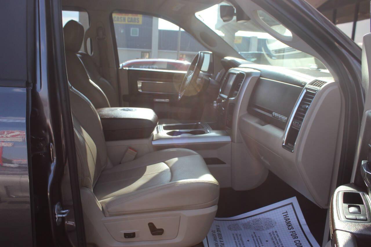 2018 Gray RAM 1500 Laramie Crew Cab SWB 4WD (1C6RR7NT8JS) with an HEMI 5.7L V8 395hp 410ft. lbs. 5.7L V8 engine, Automatic 8-Speed transmission, located at 4301 NW 39th , Oklahoma City, OK, 73112, (405) 949-5600, 35.512135, -97.598671 - Hablamos espanol. SPEND SMART --- BUY FROM SUPER SPORTS. ALL PRICES, DOWN PAYMENTS, PAYMENTS, AND FINANCE TERMS ARE NEGOTIABLE AT THE TIME OF APPROVAL. WE WILL WORK WITH YOU TO FIT YOUR BUDGET. WE WILL EVEN LOWER AND ADJUST THE NUMBERS TO HELP MAKE THE VEHICLE MORE AFFORDABLE FOR YOU.- Photo#8