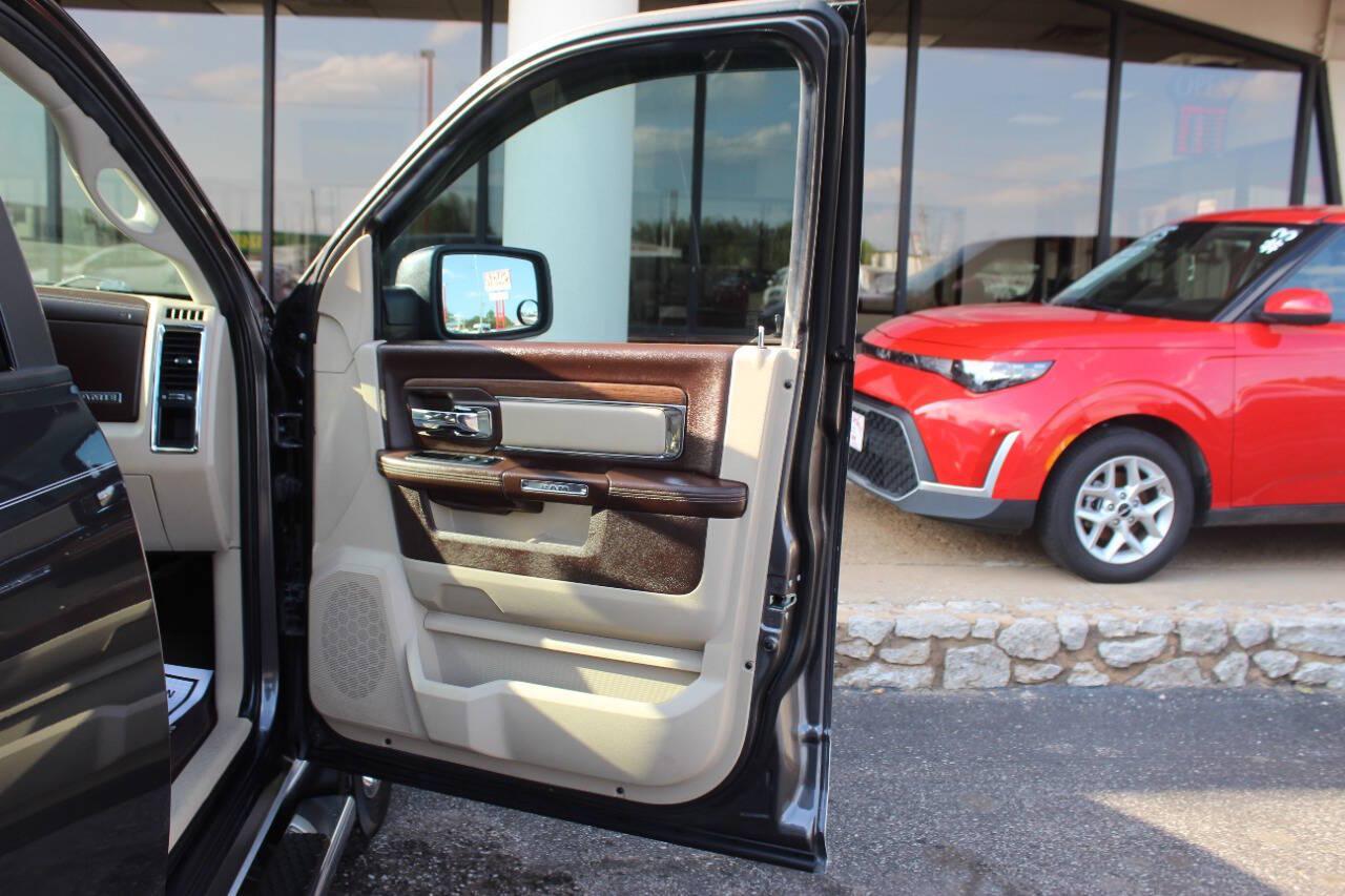 2018 Gray RAM 1500 Laramie Crew Cab SWB 4WD (1C6RR7NT8JS) with an HEMI 5.7L V8 395hp 410ft. lbs. 5.7L V8 engine, Automatic 8-Speed transmission, located at 4301 NW 39th , Oklahoma City, OK, 73112, (405) 949-5600, 35.512135, -97.598671 - Hablamos espanol. SPEND SMART --- BUY FROM SUPER SPORTS. ALL PRICES, DOWN PAYMENTS, PAYMENTS, AND FINANCE TERMS ARE NEGOTIABLE AT THE TIME OF APPROVAL. WE WILL WORK WITH YOU TO FIT YOUR BUDGET. WE WILL EVEN LOWER AND ADJUST THE NUMBERS TO HELP MAKE THE VEHICLE MORE AFFORDABLE FOR YOU.- Photo#9