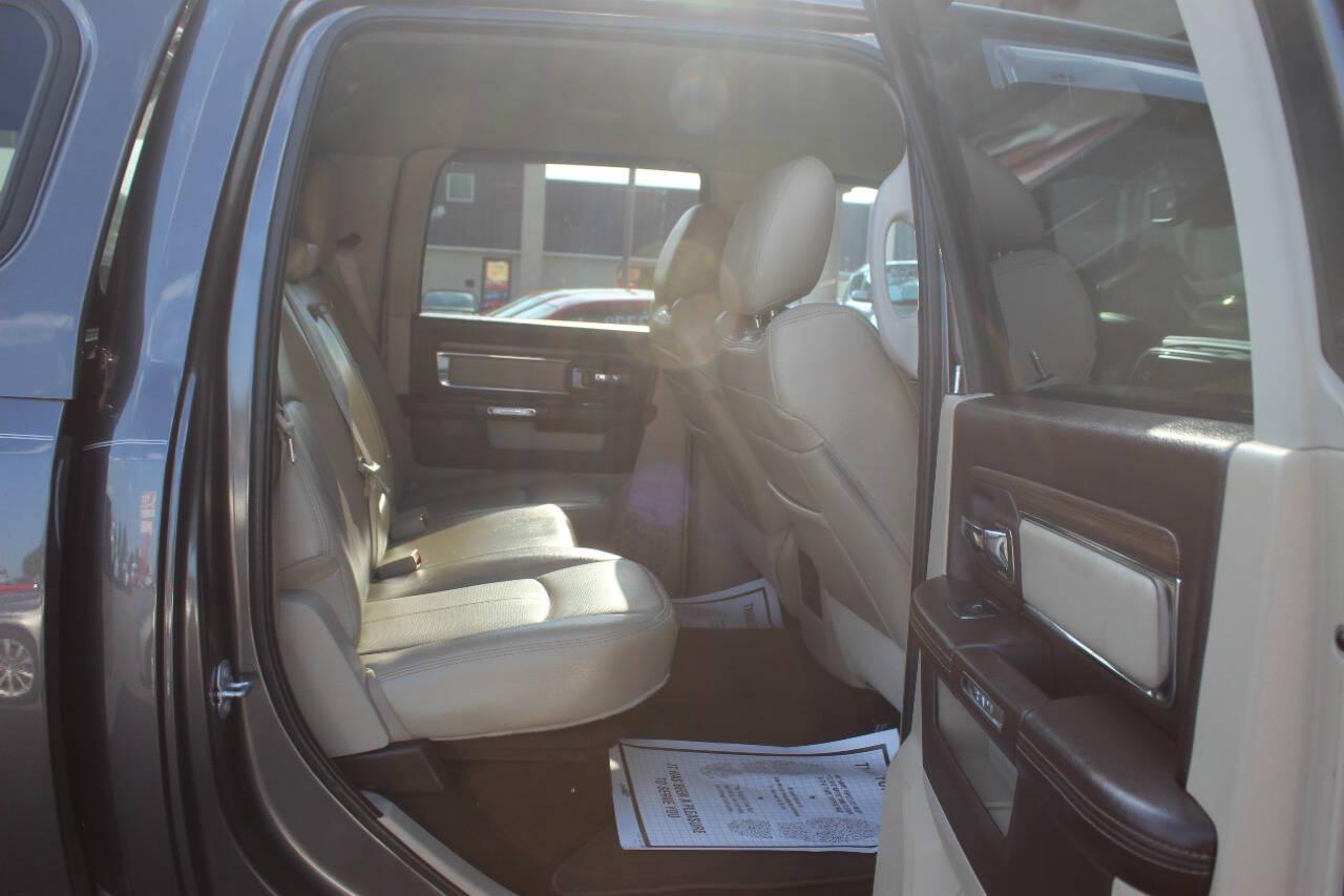 2018 Gray RAM 1500 Laramie Crew Cab SWB 4WD (1C6RR7NT8JS) with an HEMI 5.7L V8 395hp 410ft. lbs. 5.7L V8 engine, Automatic 8-Speed transmission, located at 4301 NW 39th , Oklahoma City, OK, 73112, (405) 949-5600, 35.512135, -97.598671 - Hablamos espanol. SPEND SMART --- BUY FROM SUPER SPORTS. ALL PRICES, DOWN PAYMENTS, PAYMENTS, AND FINANCE TERMS ARE NEGOTIABLE AT THE TIME OF APPROVAL. WE WILL WORK WITH YOU TO FIT YOUR BUDGET. WE WILL EVEN LOWER AND ADJUST THE NUMBERS TO HELP MAKE THE VEHICLE MORE AFFORDABLE FOR YOU.- Photo#10