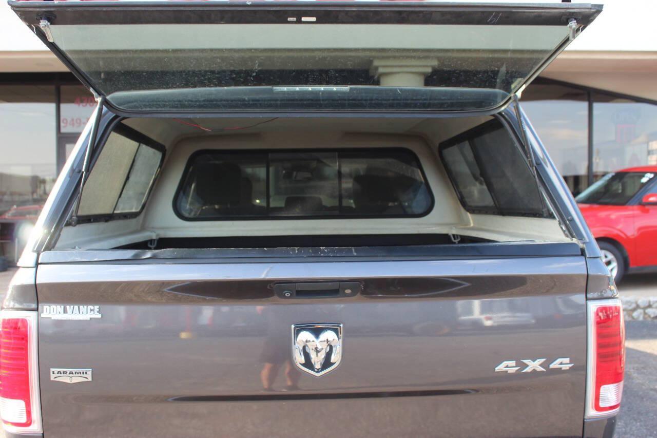 2018 Gray RAM 1500 Laramie Crew Cab SWB 4WD (1C6RR7NT8JS) with an HEMI 5.7L V8 395hp 410ft. lbs. 5.7L V8 engine, Automatic 8-Speed transmission, located at 4301 NW 39th , Oklahoma City, OK, 73112, (405) 949-5600, 35.512135, -97.598671 - Hablamos espanol. SPEND SMART --- BUY FROM SUPER SPORTS. ALL PRICES, DOWN PAYMENTS, PAYMENTS, AND FINANCE TERMS ARE NEGOTIABLE AT THE TIME OF APPROVAL. WE WILL WORK WITH YOU TO FIT YOUR BUDGET. WE WILL EVEN LOWER AND ADJUST THE NUMBERS TO HELP MAKE THE VEHICLE MORE AFFORDABLE FOR YOU.- Photo#13