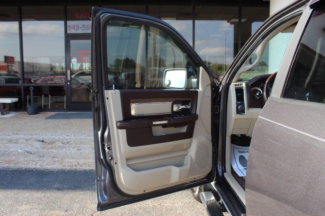 2018 Gray RAM 1500 Laramie Crew Cab SWB 4WD (1C6RR7NT8JS) with an HEMI 5.7L V8 395hp 410ft. lbs. 5.7L V8 engine, Automatic 8-Speed transmission, located at 4301 NW 39th , Oklahoma City, OK, 73112, (405) 949-5600, 35.512135, -97.598671 - Hablamos espanol. SPEND SMART --- BUY FROM SUPER SPORTS. ALL PRICES, DOWN PAYMENTS, PAYMENTS, AND FINANCE TERMS ARE NEGOTIABLE AT THE TIME OF APPROVAL. WE WILL WORK WITH YOU TO FIT YOUR BUDGET. WE WILL EVEN LOWER AND ADJUST THE NUMBERS TO HELP MAKE THE VEHICLE MORE AFFORDABLE FOR YOU.- Photo#17