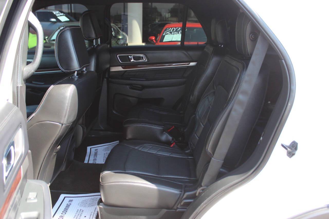 2018 White Ford Explorer Platinum AWD (1FM5K8HT5JG) with an EcoBoost 3.5L Twin Turbo V6 365hp 350ft. lbs. 3.5L V6 engine, Automatic 6-Speed transmission, located at 4301 NW 39th , Oklahoma City, OK, 73112, (405) 949-5600, 35.512135, -97.598671 - Hablamos espanol. SPEND SMART --- BUY FROM SUPER SPORTS. ALL PRICES, DOWN PAYMENTS, PAYMENTS, AND FINANCE TERMS ARE NEGOTIABLE AT THE TIME OF APPROVAL. WE WILL WORK WITH YOU TO FIT YOUR BUDGET. WE WILL EVEN LOWER AND ADJUST THE NUMBERS TO HELP MAKE THE VE HICLE MORE AFFORDABLE FOR YOU.- Photo#18