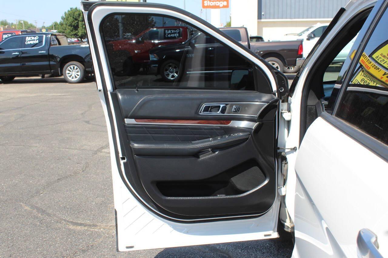 2018 White Ford Explorer Platinum AWD (1FM5K8HT5JG) with an EcoBoost 3.5L Twin Turbo V6 365hp 350ft. lbs. 3.5L V6 engine, Automatic 6-Speed transmission, located at 4301 NW 39th , Oklahoma City, OK, 73112, (405) 949-5600, 35.512135, -97.598671 - Hablamos espanol. SPEND SMART --- BUY FROM SUPER SPORTS. ALL PRICES, DOWN PAYMENTS, PAYMENTS, AND FINANCE TERMS ARE NEGOTIABLE AT THE TIME OF APPROVAL. WE WILL WORK WITH YOU TO FIT YOUR BUDGET. WE WILL EVEN LOWER AND ADJUST THE NUMBERS TO HELP MAKE THE VE HICLE MORE AFFORDABLE FOR YOU.- Photo#22