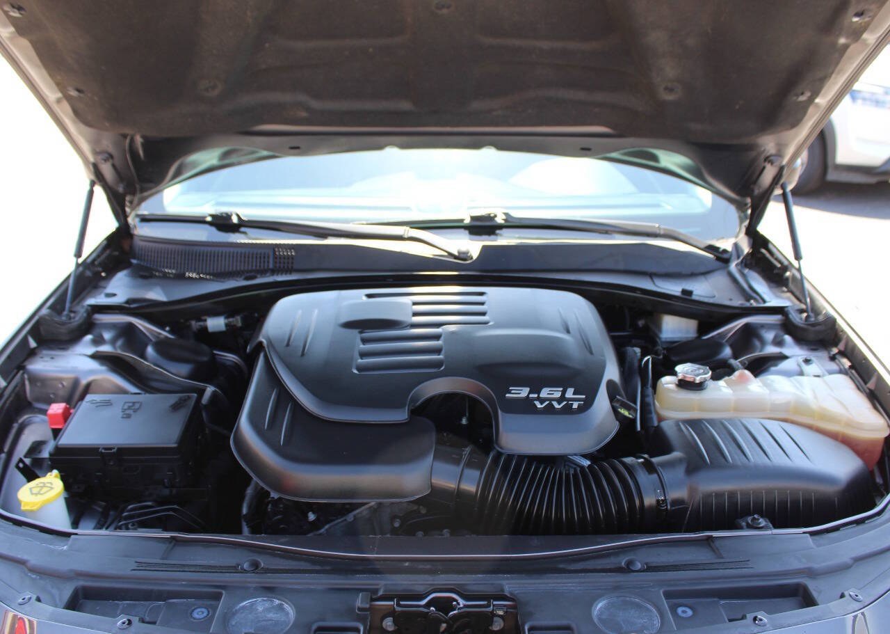 2018 Gray Chrysler 300 Limited RWD (2C3CCAAG0JH) with an Pentastar 3.6L V6 292hp 260ft. lbs. 3.6L V6 engine, Automatic 8-Speed transmission, located at 4301 NW 39th , Oklahoma City, OK, 73112, (405) 949-5600, 35.512135, -97.598671 - Hablamos espanol. SPEND SMART --- BUY FROM SUPER SPORTS. ALL PRICES, DOWN PAYMENTS, PAYMENTS, AND FINANCE TERMS ARE NEGOTIABLE AT THE TIME OF APPROVAL. WE WILL WORK WITH YOU TO FIT YOUR BUDGET. WE WILL EVEN LOWER AND ADJUST THE NUMBERS TO HELP MAKE THE VEHICLE MORE AFFORDABLE FOR YOU.- Photo#7