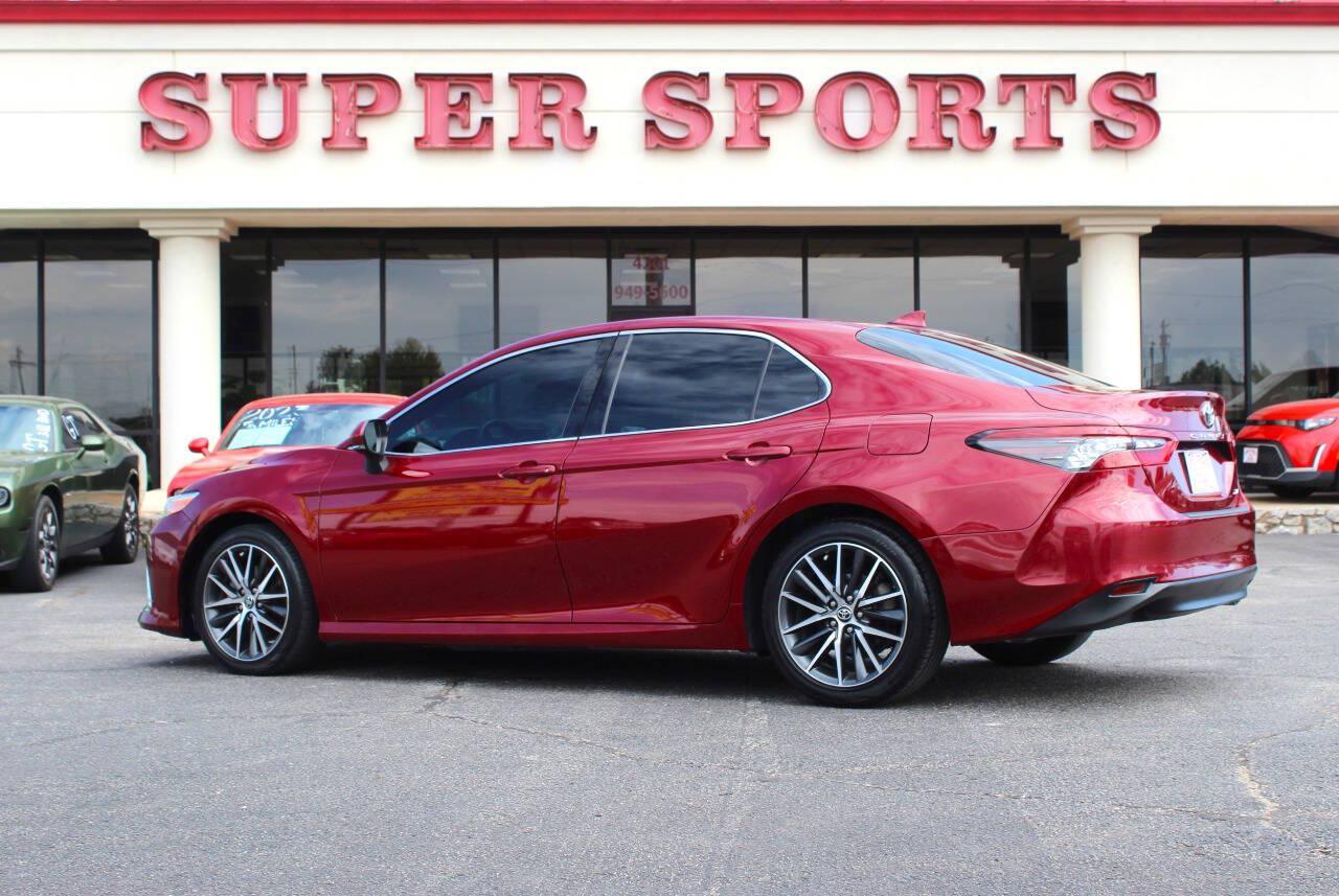 2021 Maroon Toyota Camry XLE (4T1F11AK3MU) with an 2.5L I4 203hp 184ft. lbs. 2.5L I4 engine, Automatic 8-Speed transmission, located at 4301 NW 39th , Oklahoma City, OK, 73112, (405) 949-5600, 35.512135, -97.598671 - Hablamos espanol. SPEND SMART --- BUY FROM SUPER SPORTS. ALL PRICES, DOWN PAYMENTS, PAYMENTS, AND FINANCE TERMS ARE NEGOTIABLE AT THE TIME OF APPROVAL. WE WILL WORK WITH YOU TO FIT YOUR BUDGET. WE WILL EVEN LOWER AND ADJUST THE NUMBERS TO HELP MAKE THE VE HICLE MORE AFFORDABLE FOR YOU.- Photo#4