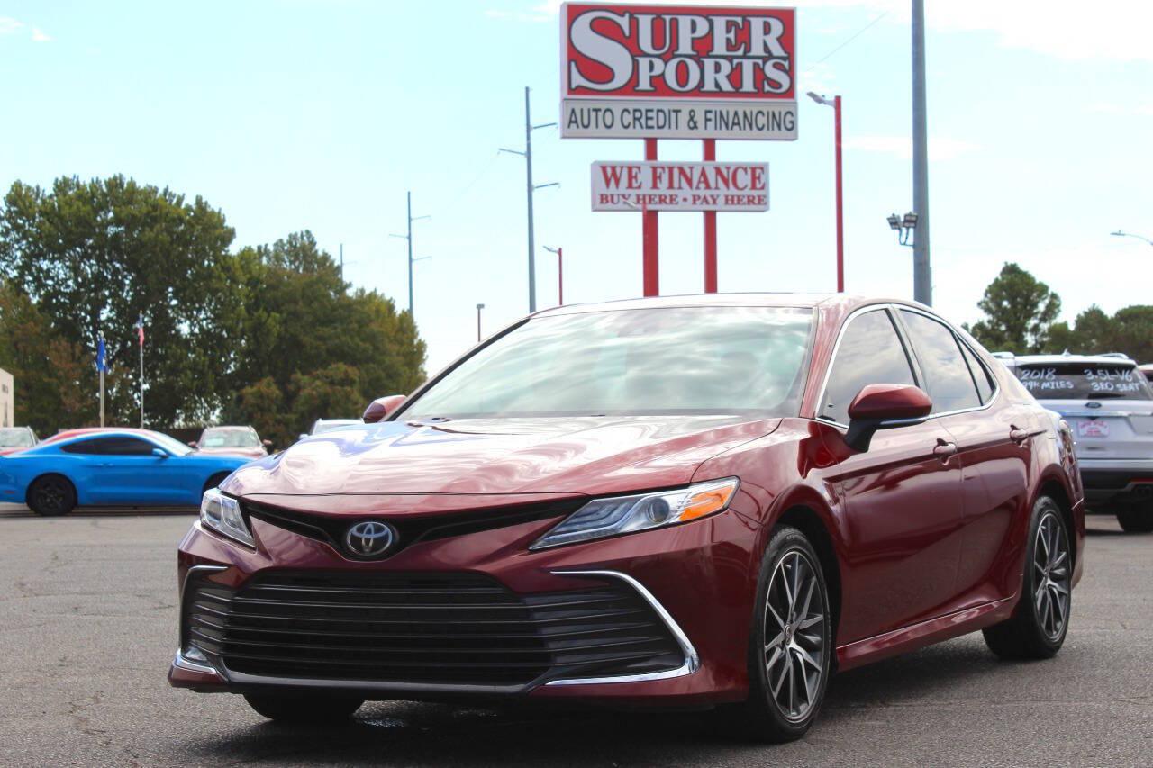 2021 Maroon Toyota Camry XLE (4T1F11AK3MU) with an 2.5L I4 203hp 184ft. lbs. 2.5L I4 engine, Automatic 8-Speed transmission, located at 4301 NW 39th , Oklahoma City, OK, 73112, (405) 949-5600, 35.512135, -97.598671 - Hablamos espanol. SPEND SMART --- BUY FROM SUPER SPORTS. ALL PRICES, DOWN PAYMENTS, PAYMENTS, AND FINANCE TERMS ARE NEGOTIABLE AT THE TIME OF APPROVAL. WE WILL WORK WITH YOU TO FIT YOUR BUDGET. WE WILL EVEN LOWER AND ADJUST THE NUMBERS TO HELP MAKE THE VE HICLE MORE AFFORDABLE FOR YOU.- Photo#6